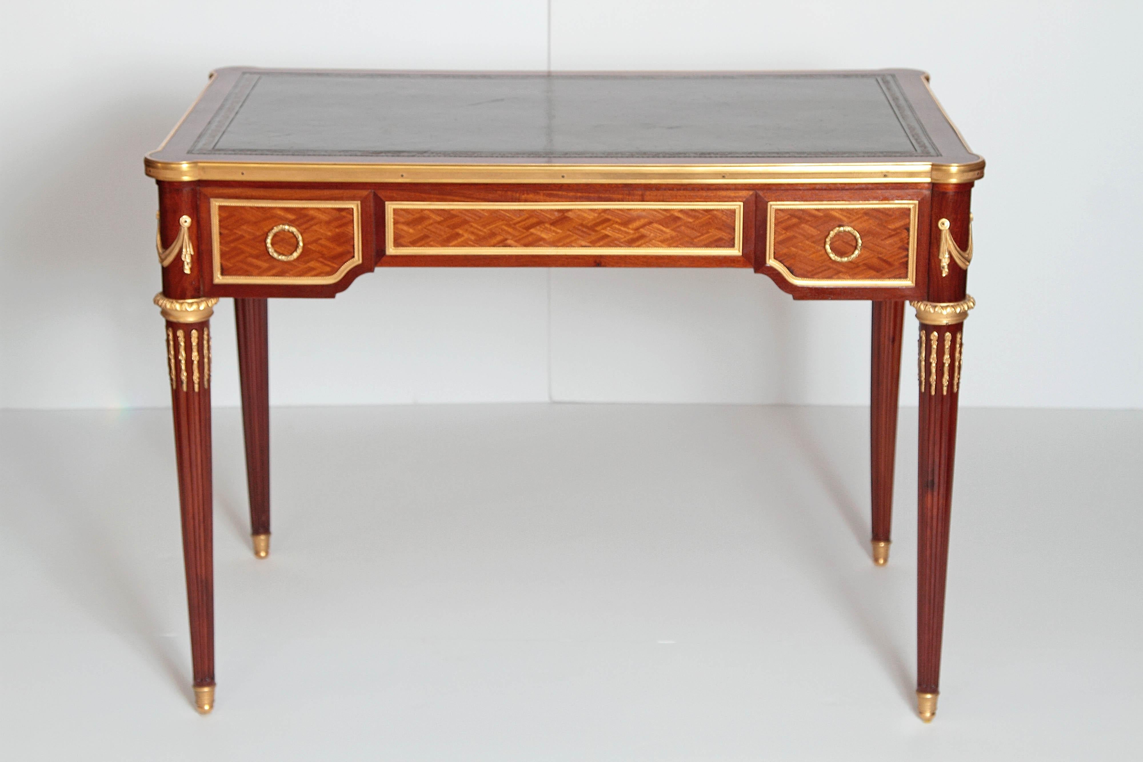 Early 19th Century Louis XVI Style Writing Table with Green Leather Top (Geschnitzt)