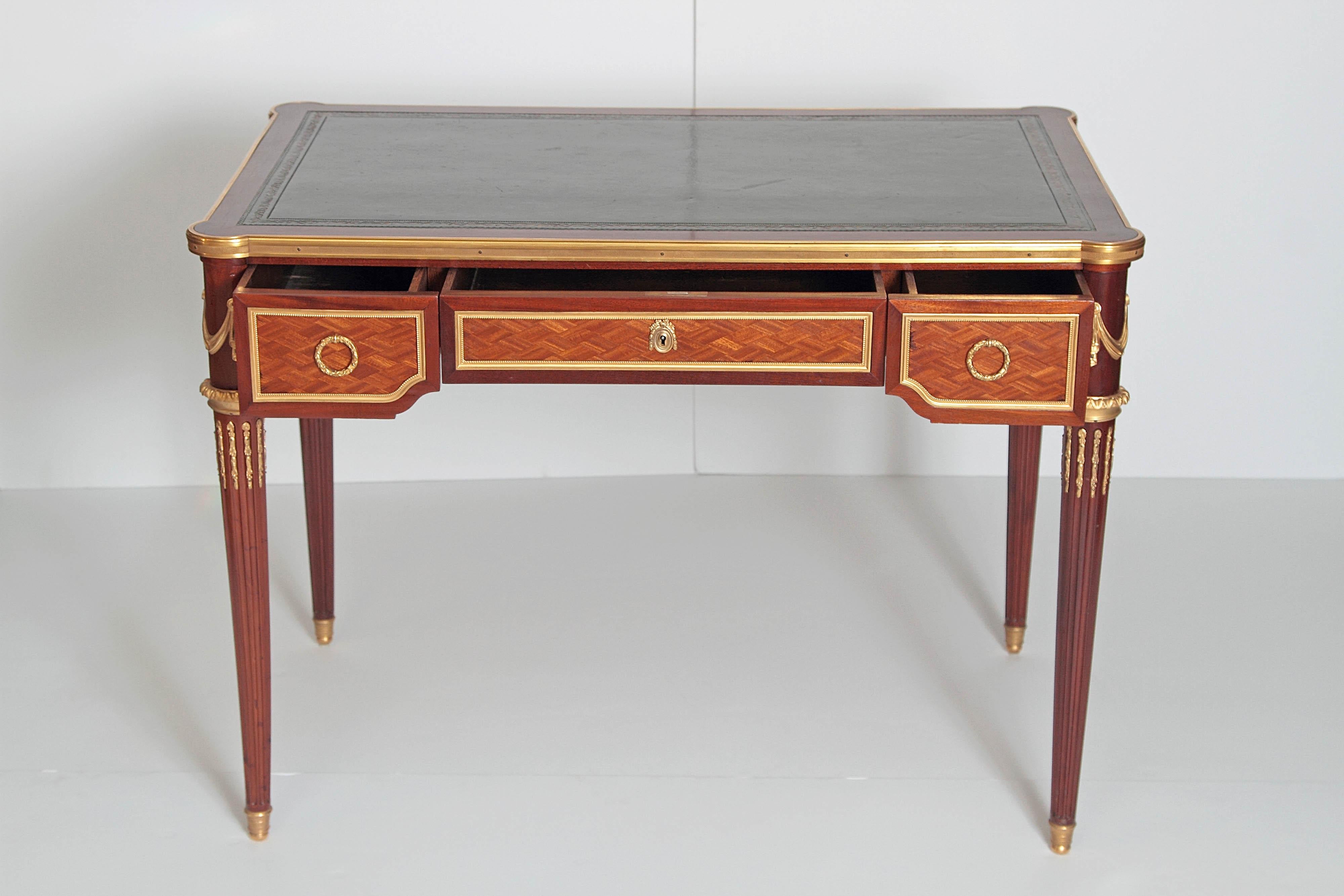 Early 19th Century Louis XVI Style Writing Table with Green Leather Top (19. Jahrhundert)