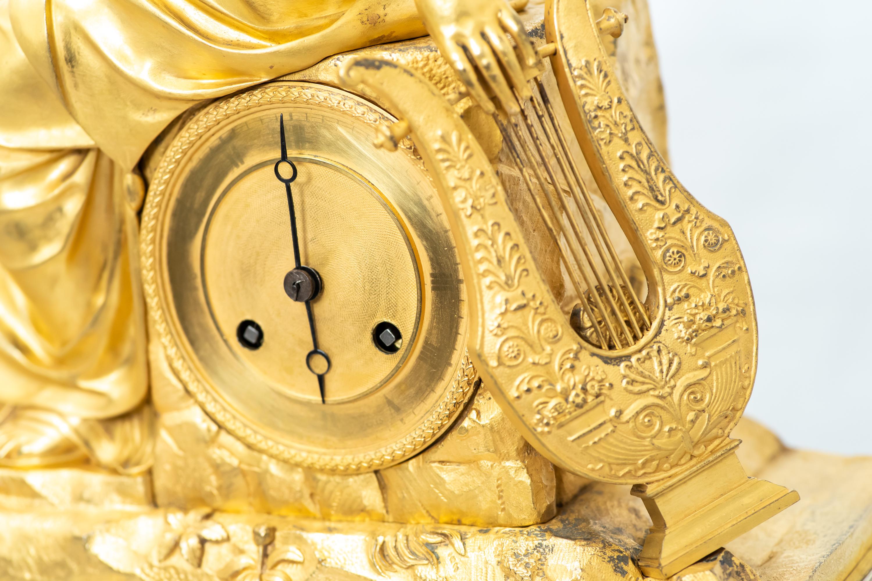 Madame de Staël Feuervergoldete Bronzeuhr aus dem frühen 19.  (Vergoldet) im Angebot