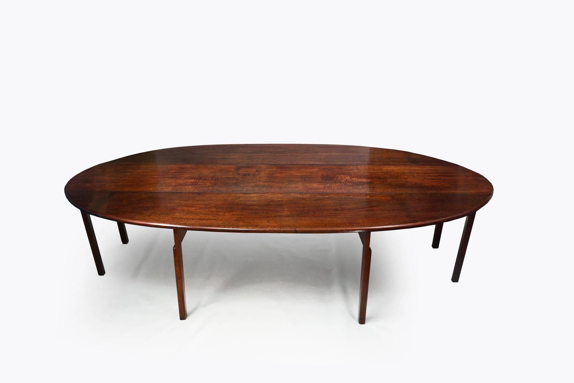 Table de chasse en acajou du début du 19ème siècle, longue de 10 pieds, avec un plateau ovale à feuilles tombantes bien figuré, d'une couleur et d'une patine remarquables, sur des pieds carrés chanfreinés.