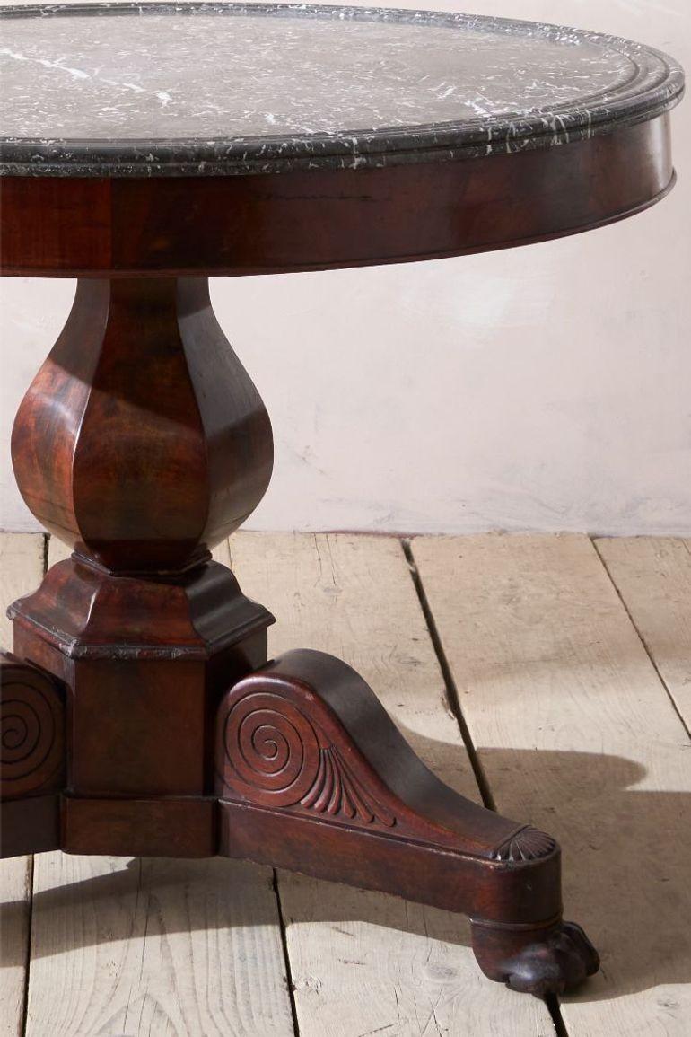 Il s'agit d'une table de Guéridon classique du début du 19e siècle en très bon état. Je trouve que le rouge riche et profond de l'acajou s'accorde si bien avec le marbre noir veiné. Une combinaison particulièrement élégante. La table est également