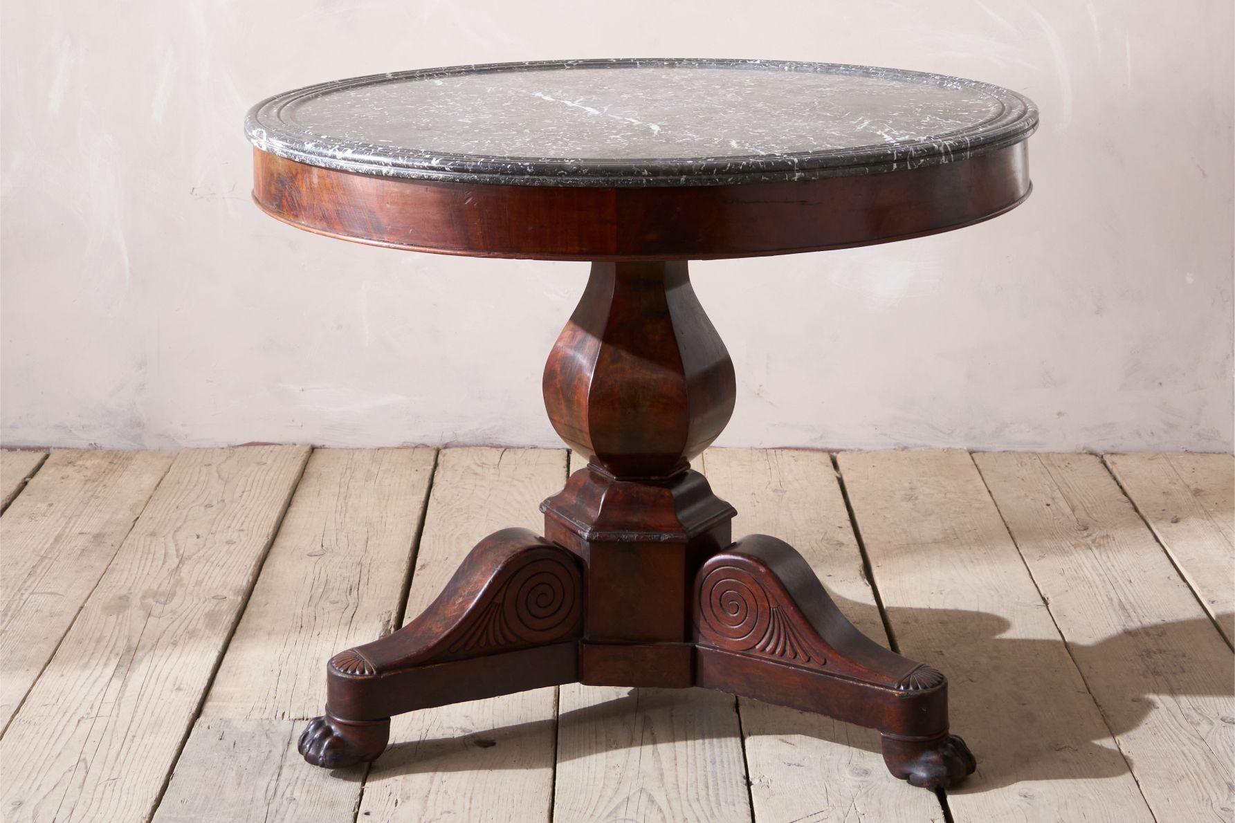Début du XIXe siècle Table Gueridon en acajou et marbre noir Bon état - En vente à Malton, GB