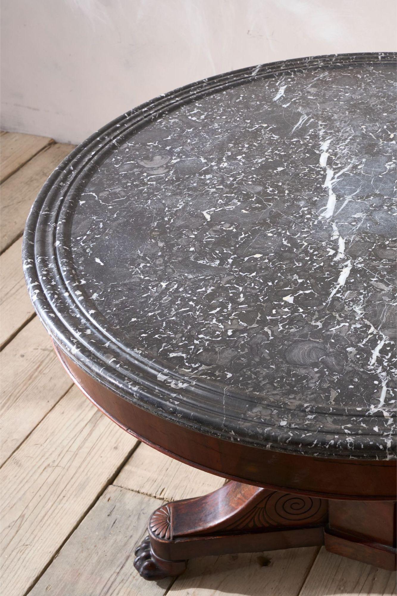 Acajou Début du XIXe siècle Table Gueridon en acajou et marbre noir en vente