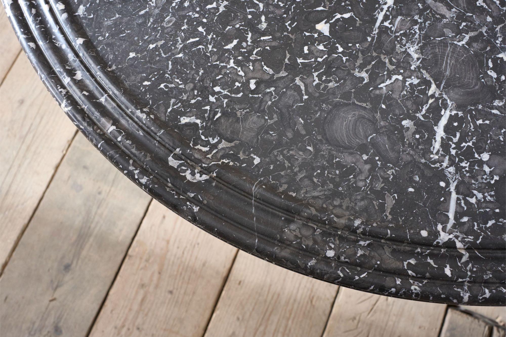 Début du XIXe siècle Table Gueridon en acajou et marbre noir en vente 1