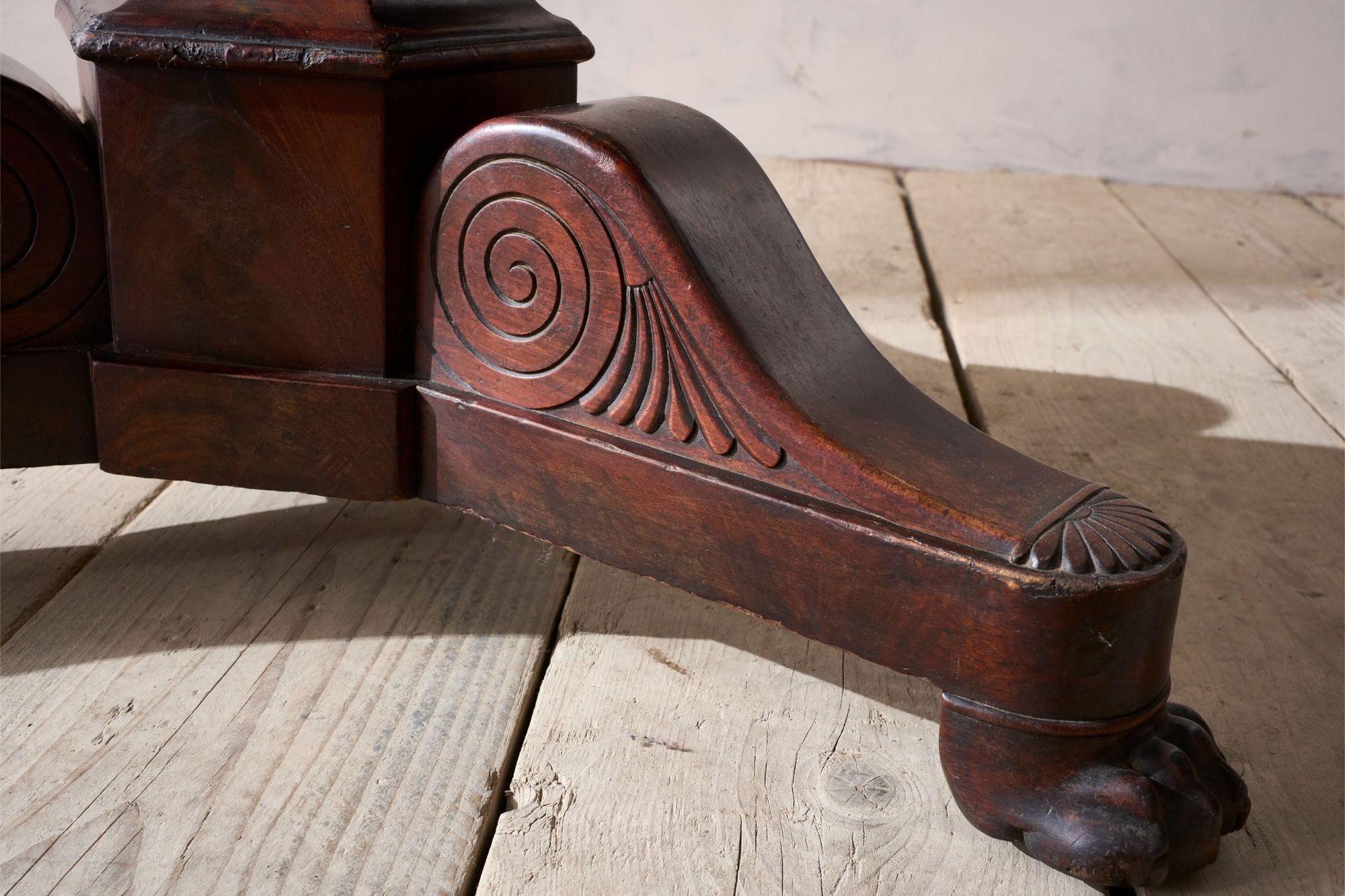 Début du XIXe siècle Table Gueridon en acajou et marbre noir en vente 2