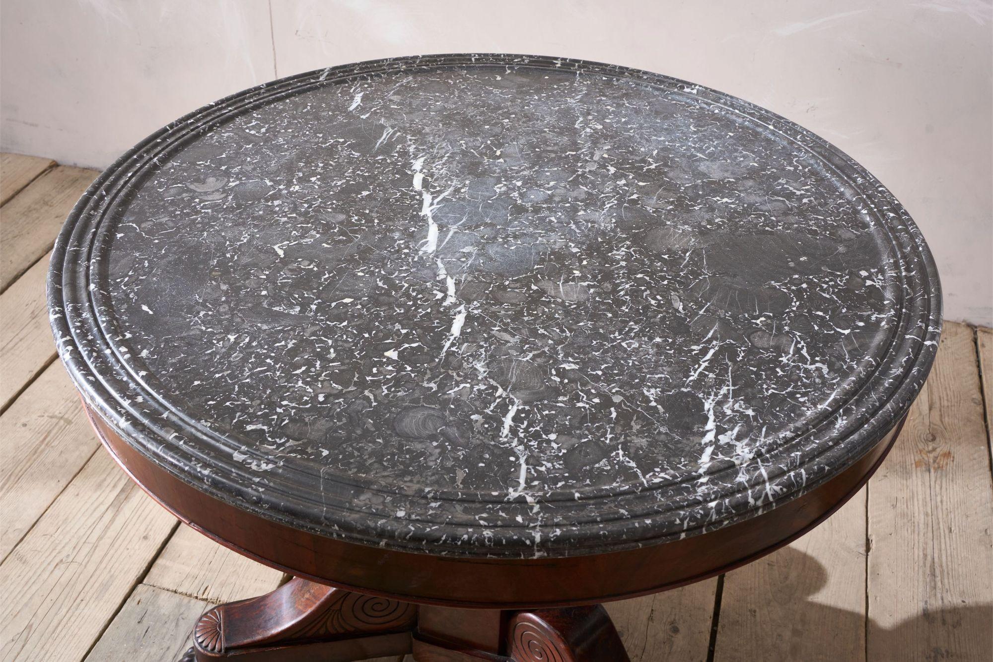 Début du XIXe siècle Table Gueridon en acajou et marbre noir en vente 3