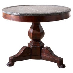 Début du XIXe siècle Table Gueridon en acajou et marbre noir