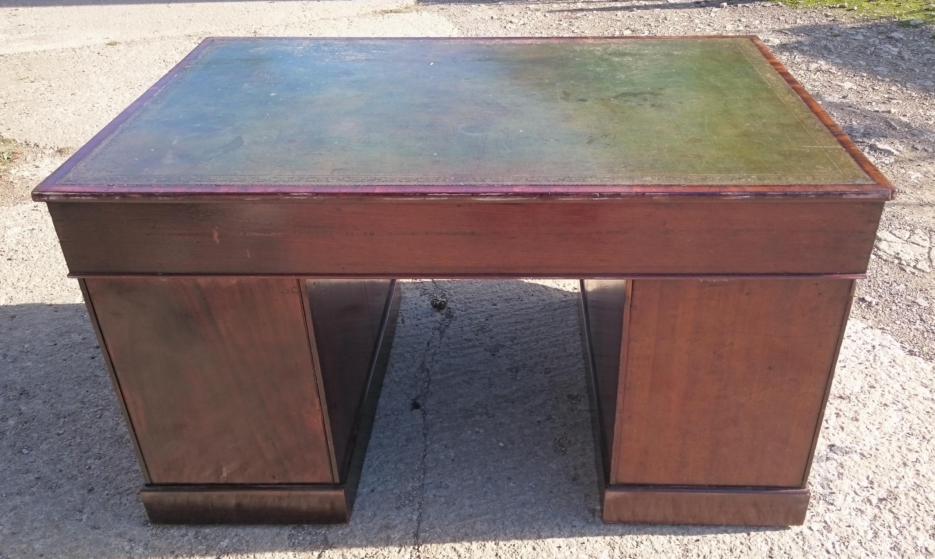 British Early 19th Century Mahogany Antique Pedestal Desk For Sale