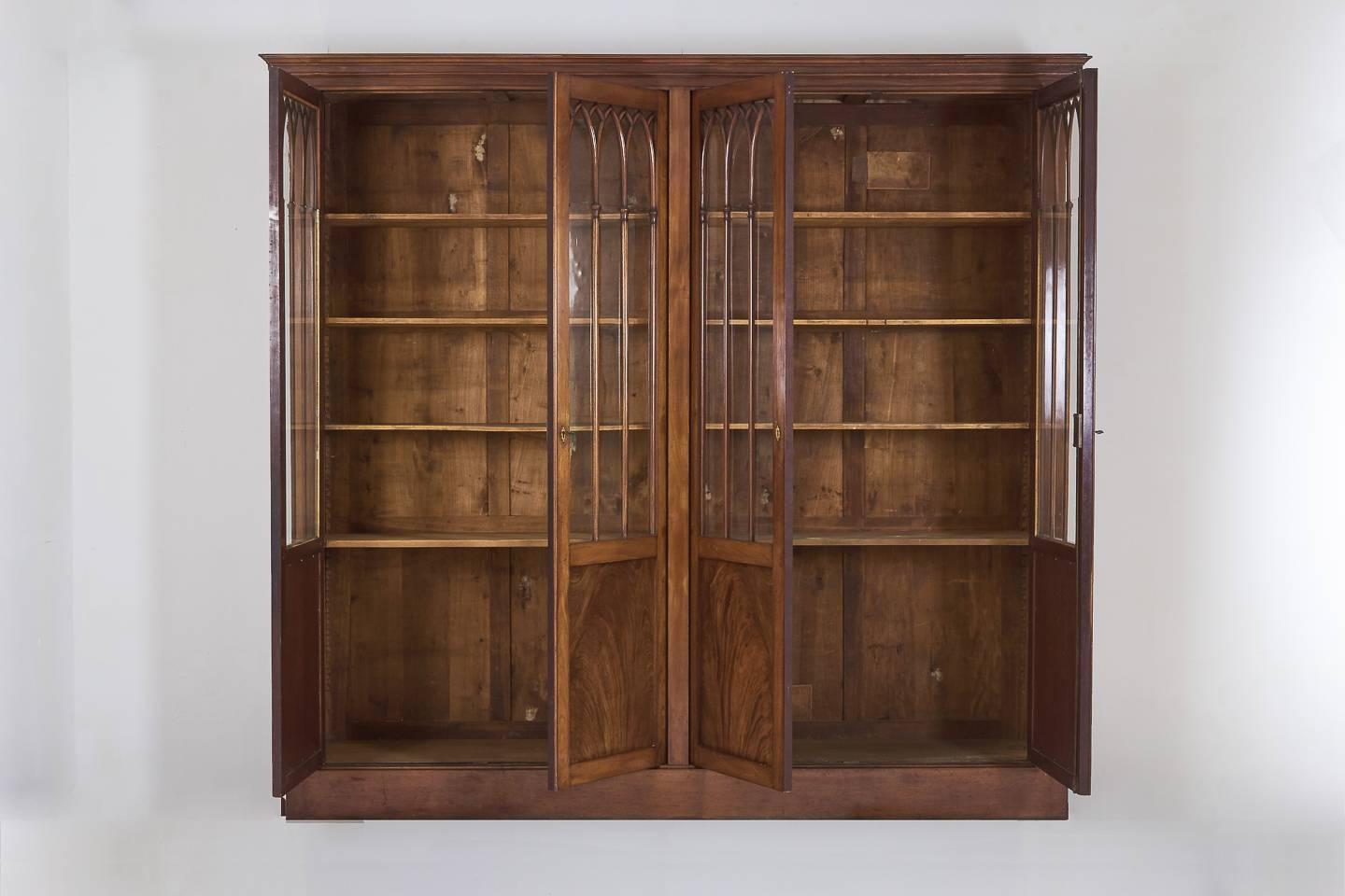 Magnificent, high quality, early 19th century bookcase with fantastic mahogany veneers. Veneered on a mahogany car case. With original glass, circa 1820.