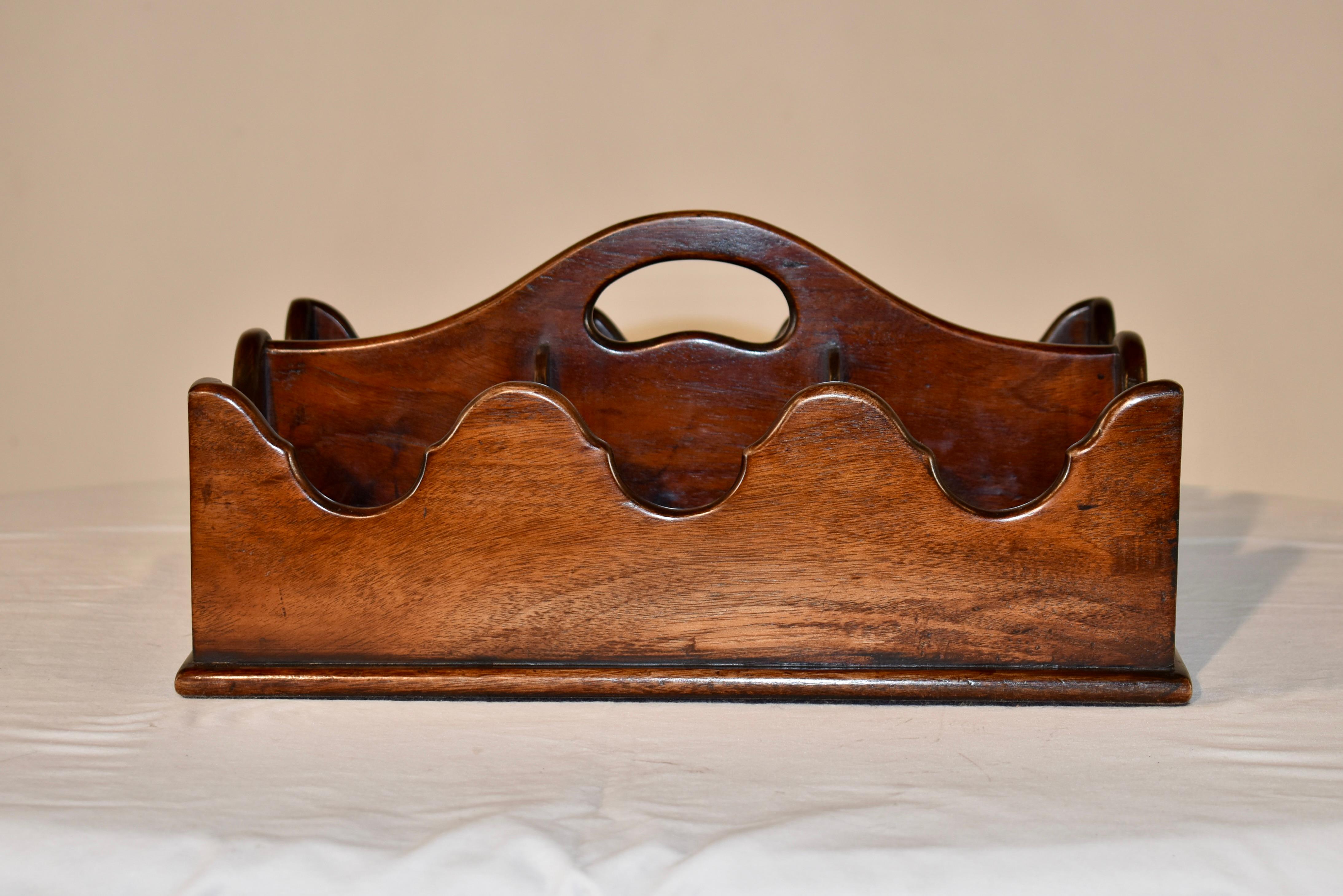 19th century period Georgian English mahogany bottle holder with six compartments. Each compartment has scalloped solid sides and all of the compartments are connected by a central shaped handle.