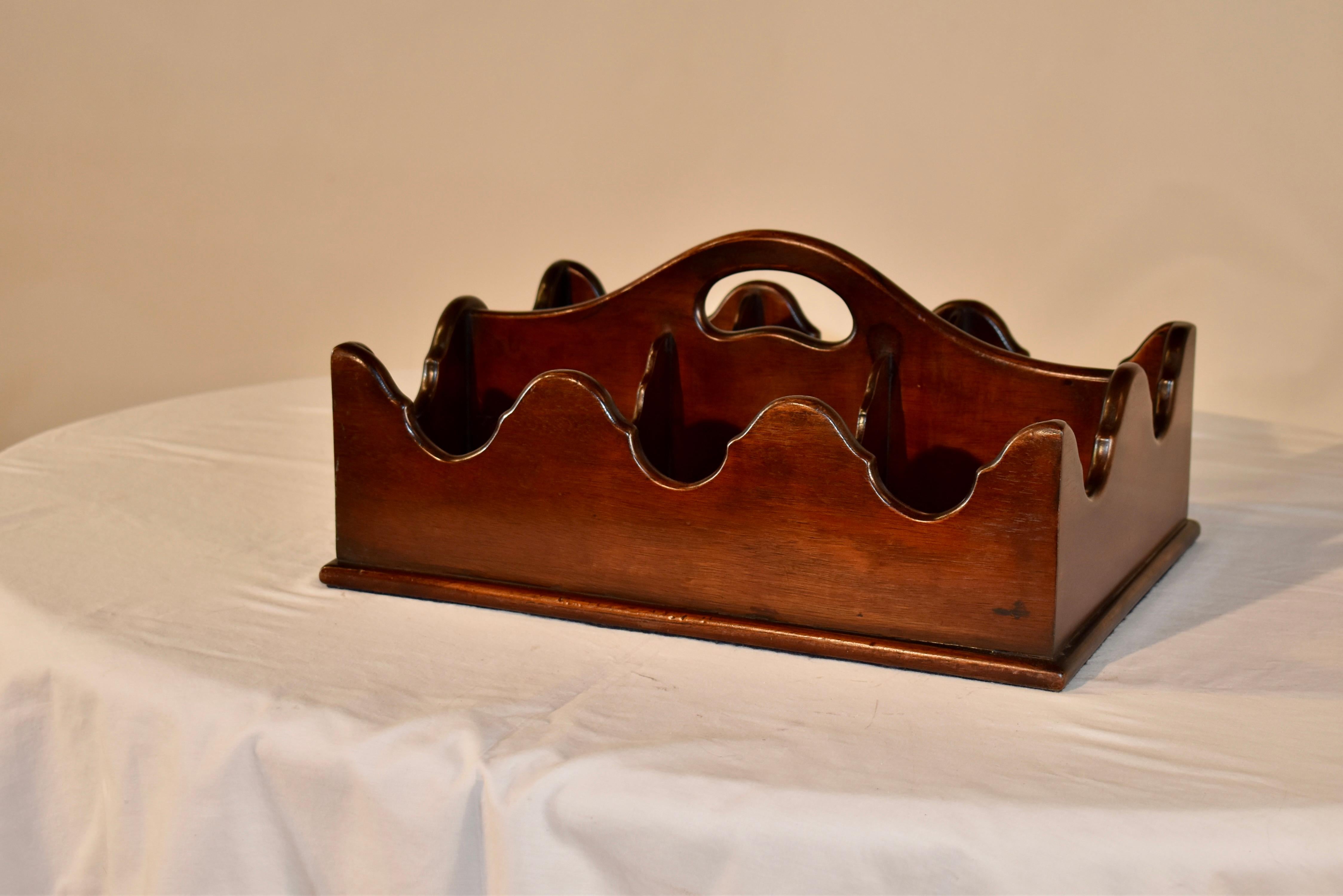 Early 19th Century Mahogany Bottle Holder In Good Condition For Sale In High Point, NC