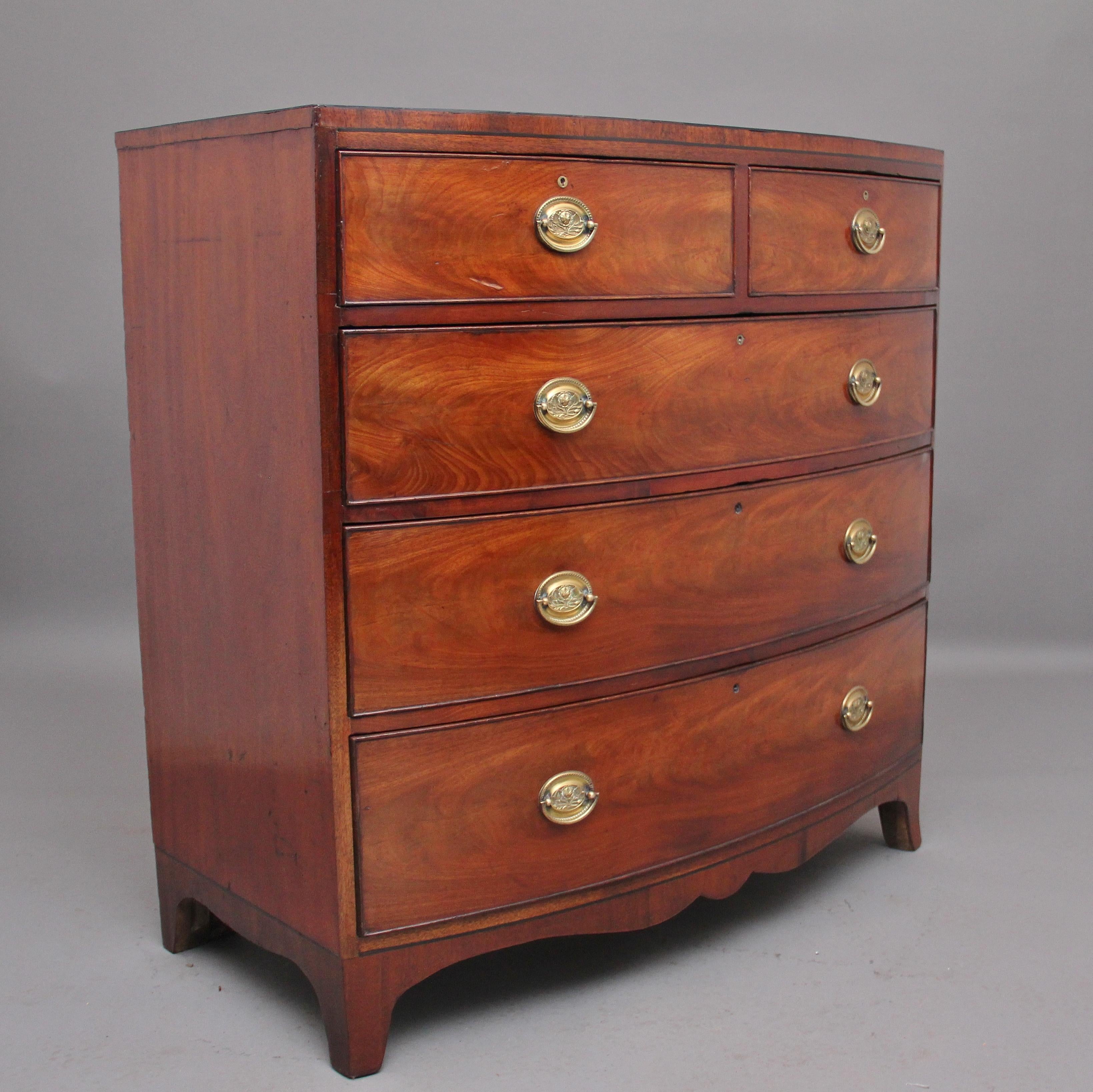 A lovely quality early 19th century mahogany bowfront chest of drawers of nice proportions, having a nice figured inlaid top above a selection of two short over three long oak lined graduated drawers, with oval brass plate handles, shaped apron on