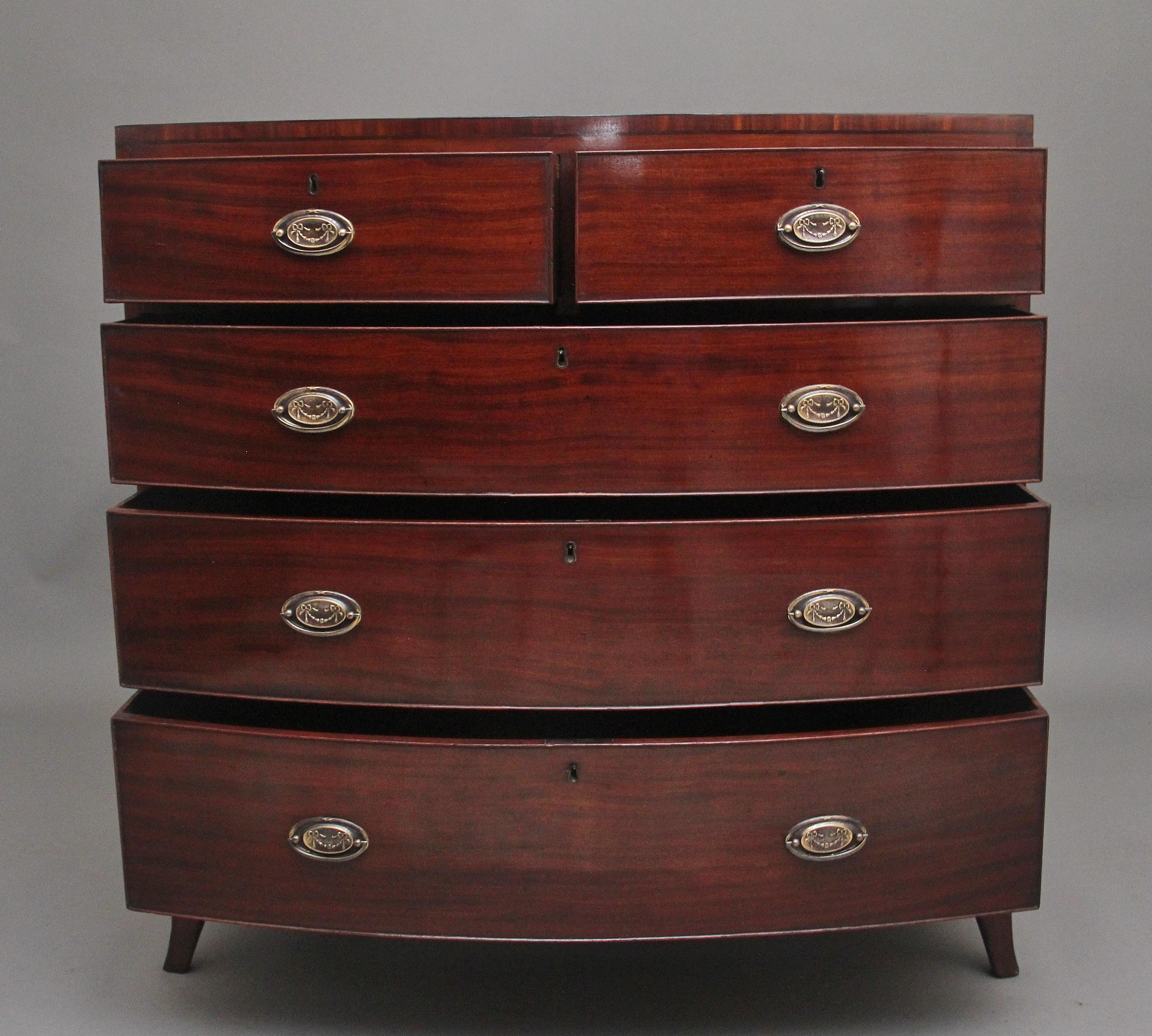 Cassettone in mogano del primo Ottocento di belle proporzioni, con un bel piano figurato sopra una selezione di due cassetti corti e tre lunghi rivestiti in quercia, con maniglie ovali in ottone, grembiule sagomato sul davanti e sui lati, sostenuto