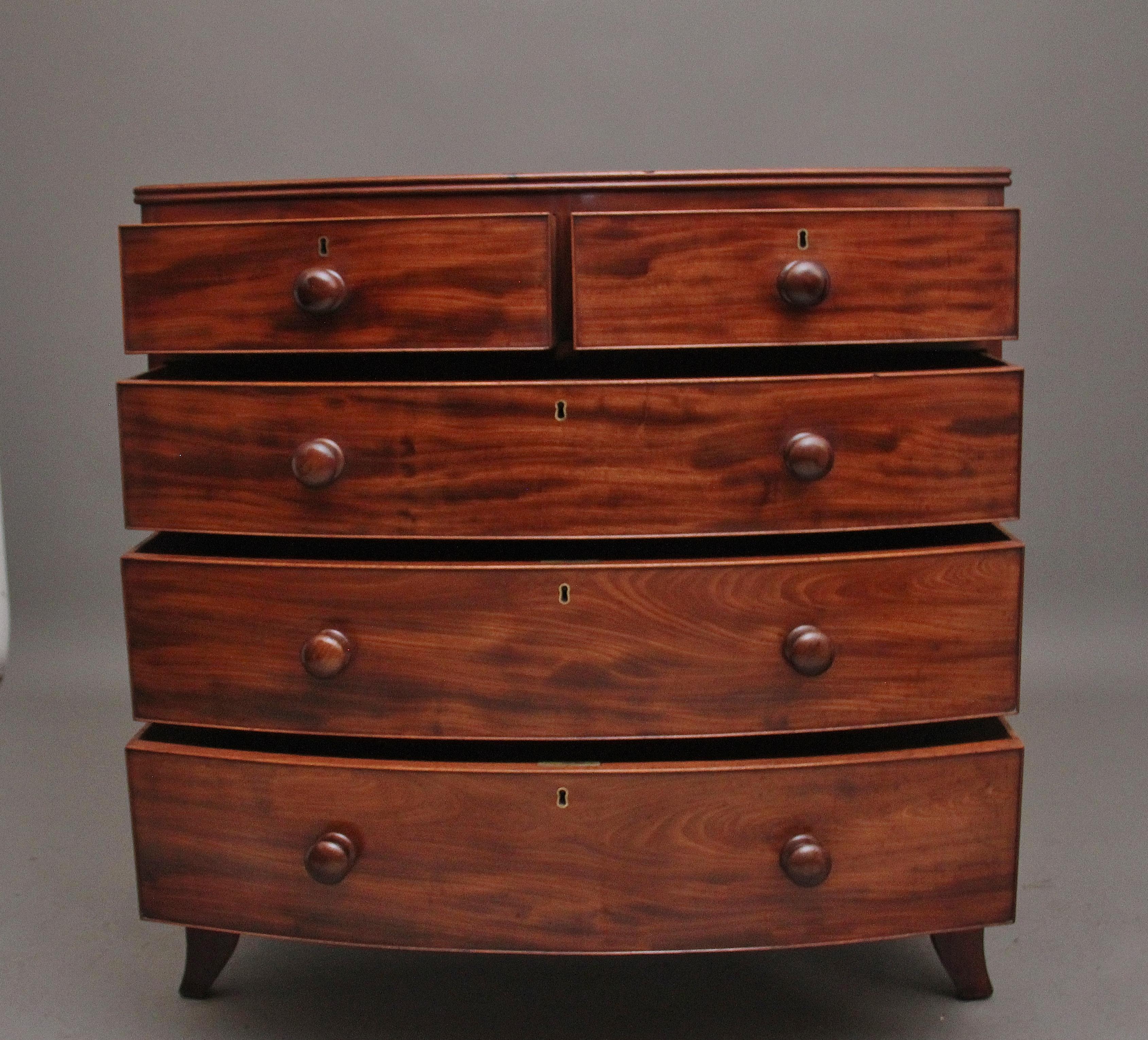 A lovely quality early 19th Century mahogany bowfront chest of drawers of nice proportions, having a nice figured top above a selection of two short over three long oak lined drawers with the original turned wooden knob handles, shaped apron and