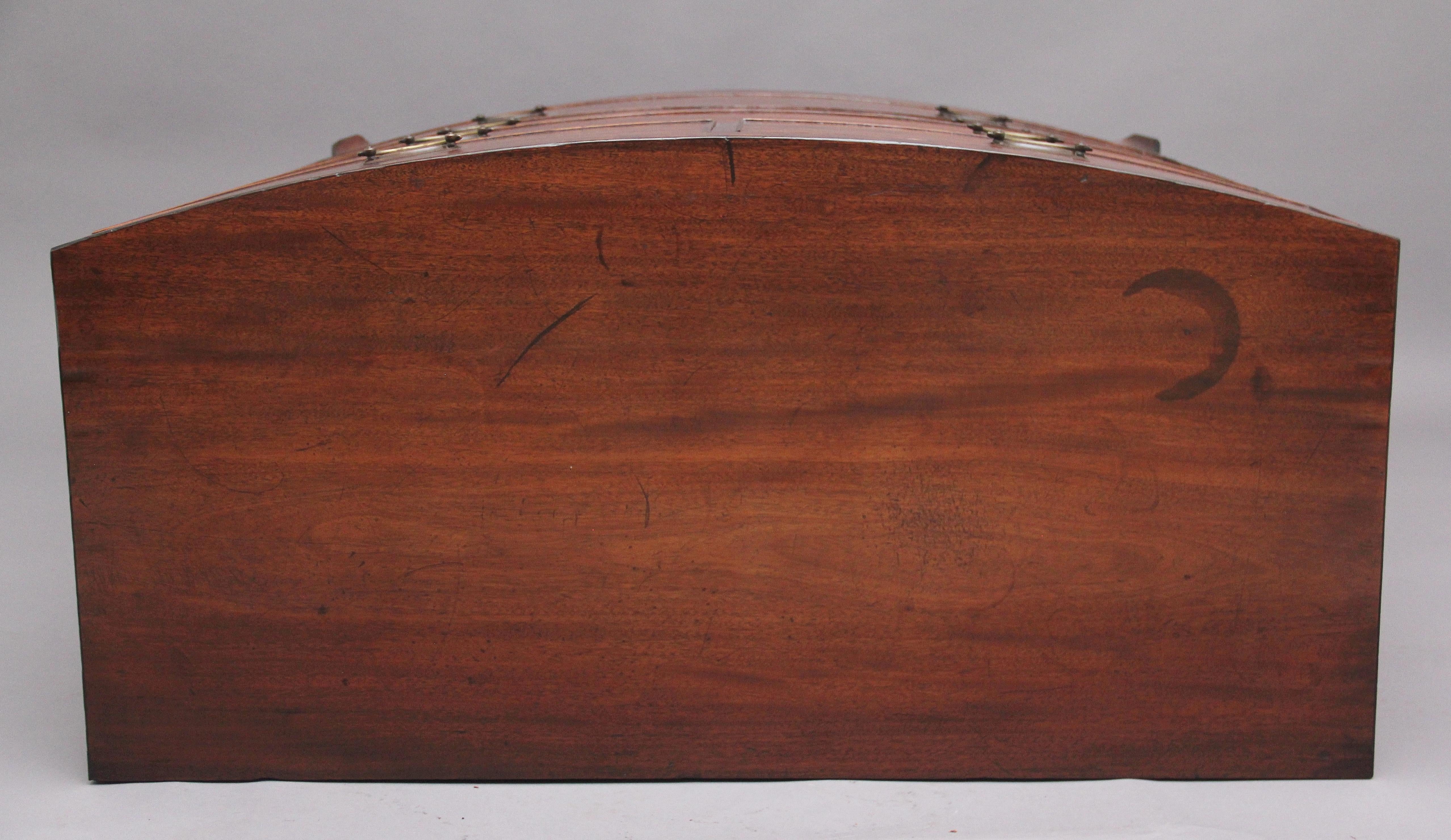 Early 19th Century Mahogany Bowfront Chest For Sale 4
