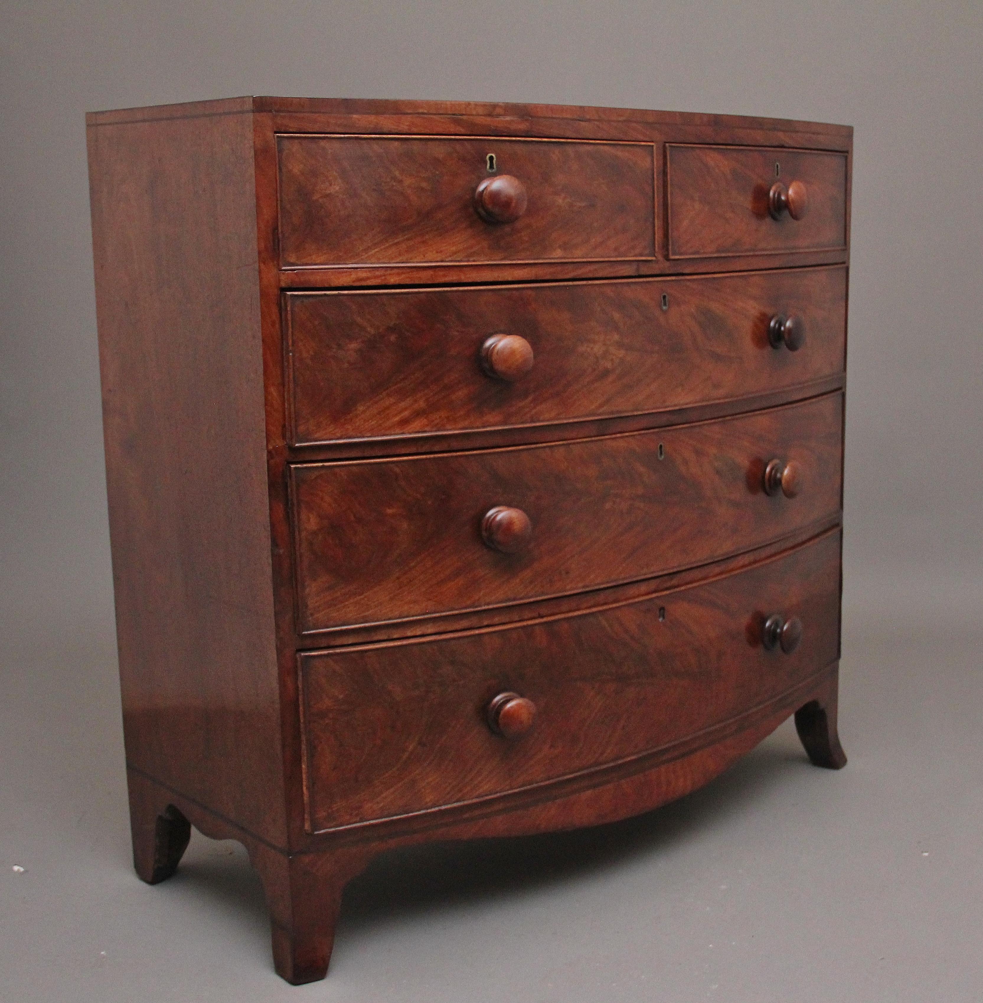 Early 19th Century mahogany bowfront chest of drawers of nice proportions, having a nice figured top above a selection of two short over three long oak lined drawers with the original turned wooden knob handles, shaped apron and supported on splay