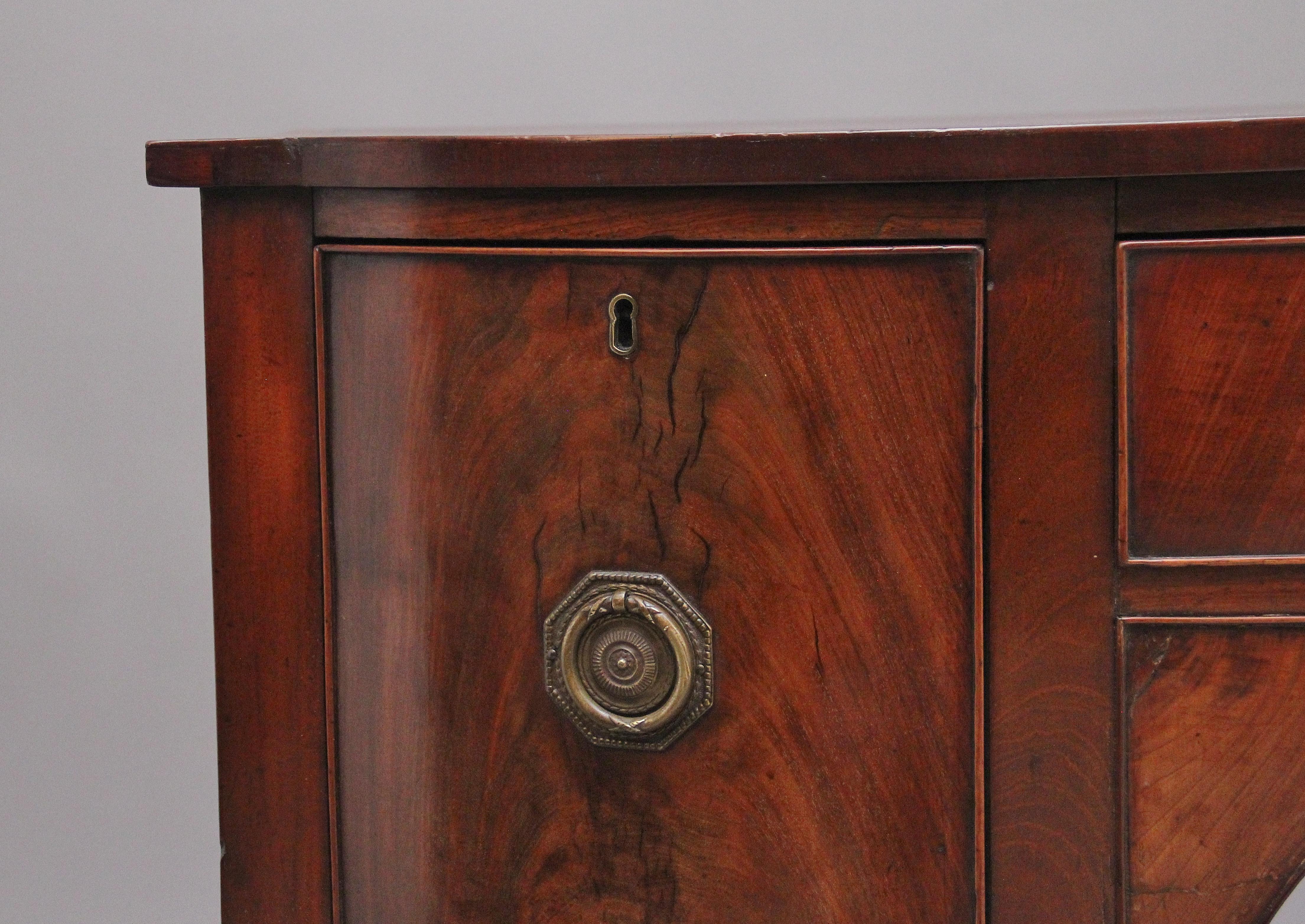 Regency Credenza in mogano di inizio Ottocento con fronte a arco in vendita