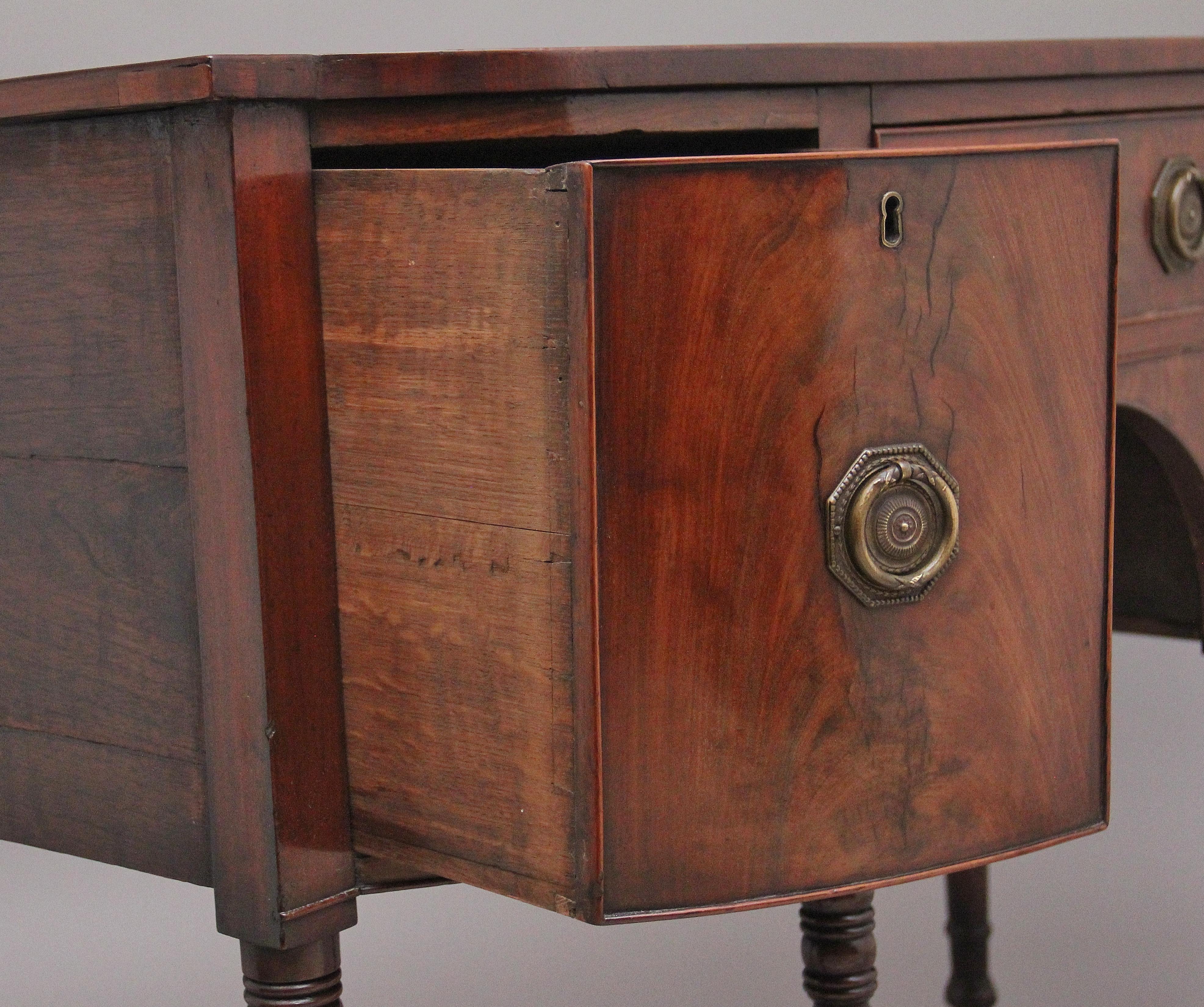 Credenza in mogano di inizio Ottocento con fronte a arco In condizioni buone in vendita a Martlesham, GB