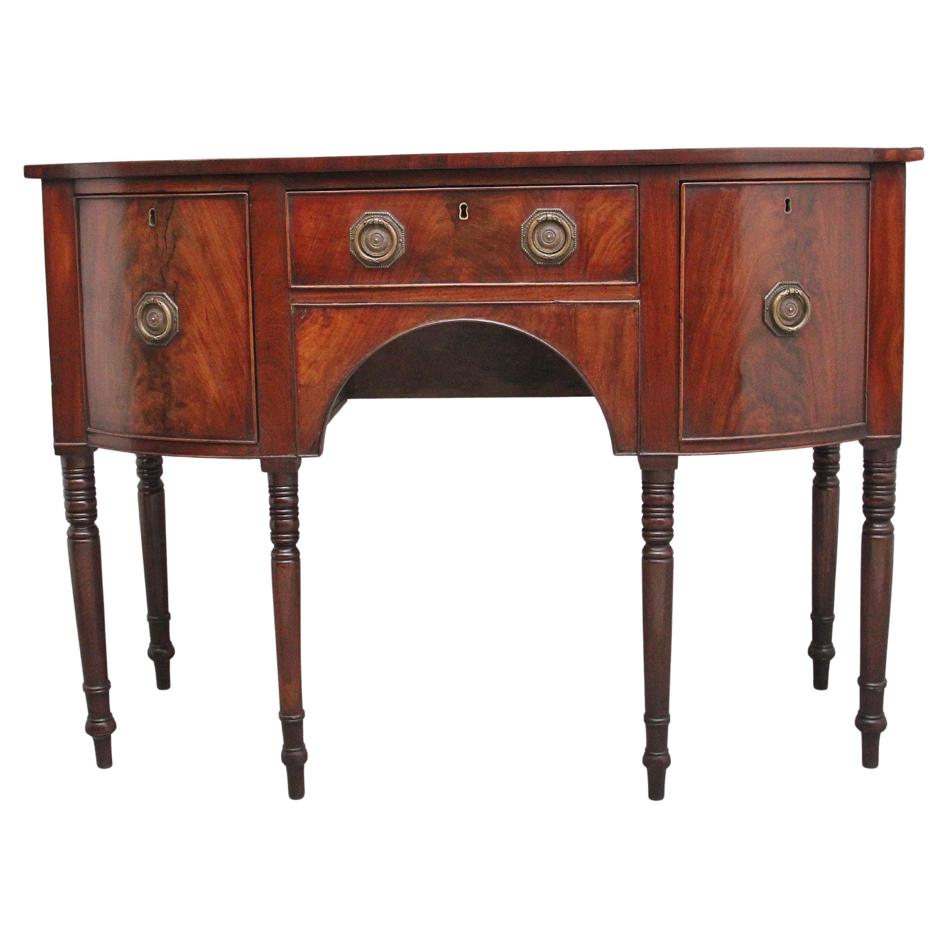 Credenza in mogano di inizio Ottocento con fronte a arco