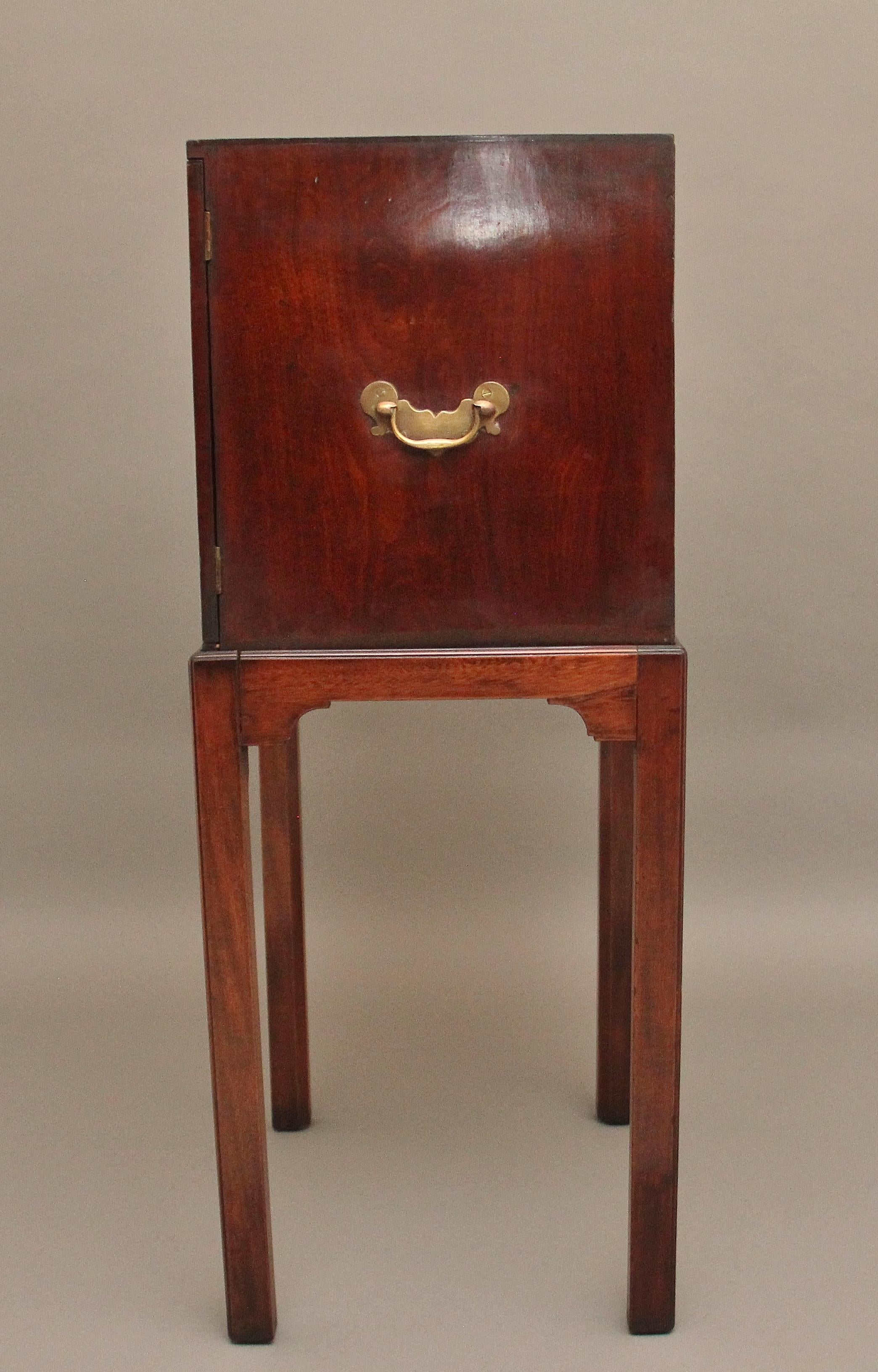 Early 19th Century mahogany cabinet on stand For Sale 3