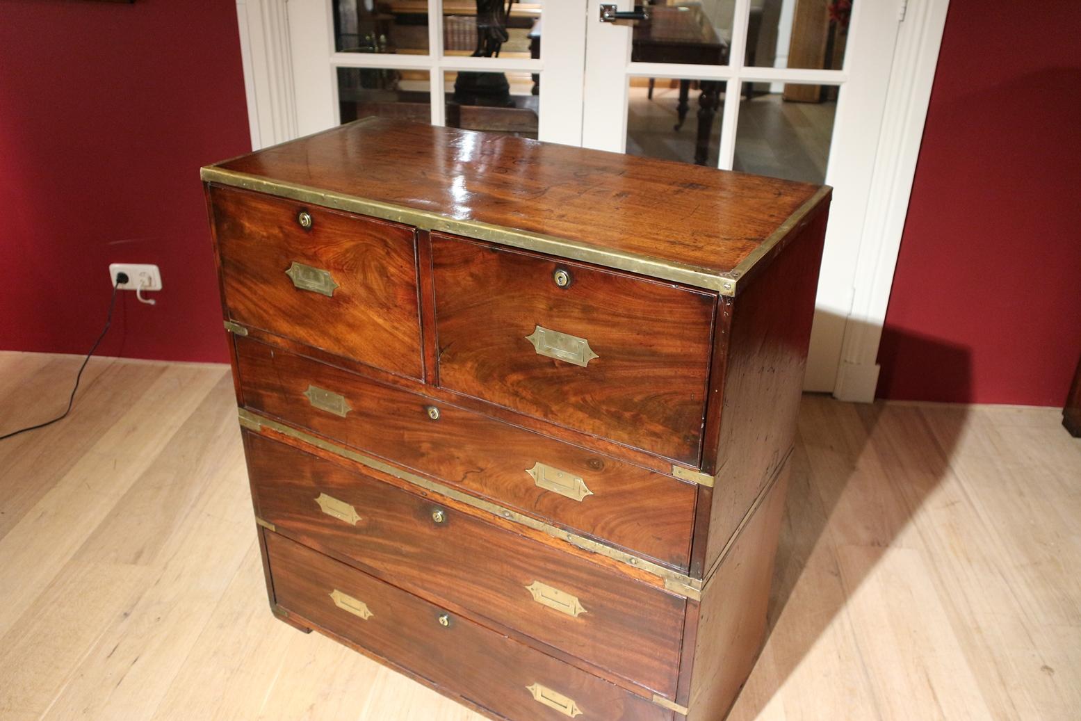 Beautiful mahogany Campaign chest of drawers of particularly good quality. The chest of drawers is completely in perfect condition. Special about this example is the brass edge around the top. Gives just a little extra appeal. Furthermore, the chest