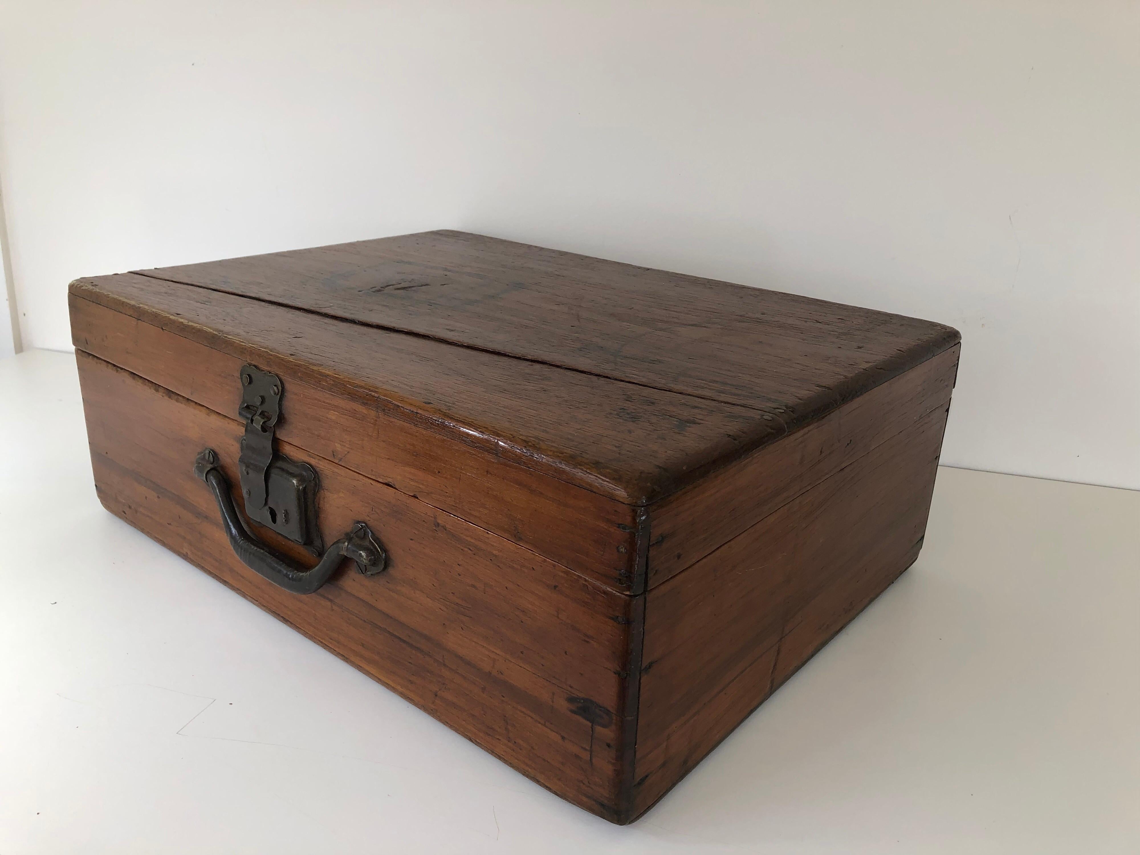 Early 19th Century Mahogany Chest In Good Condition For Sale In Stockton, NJ