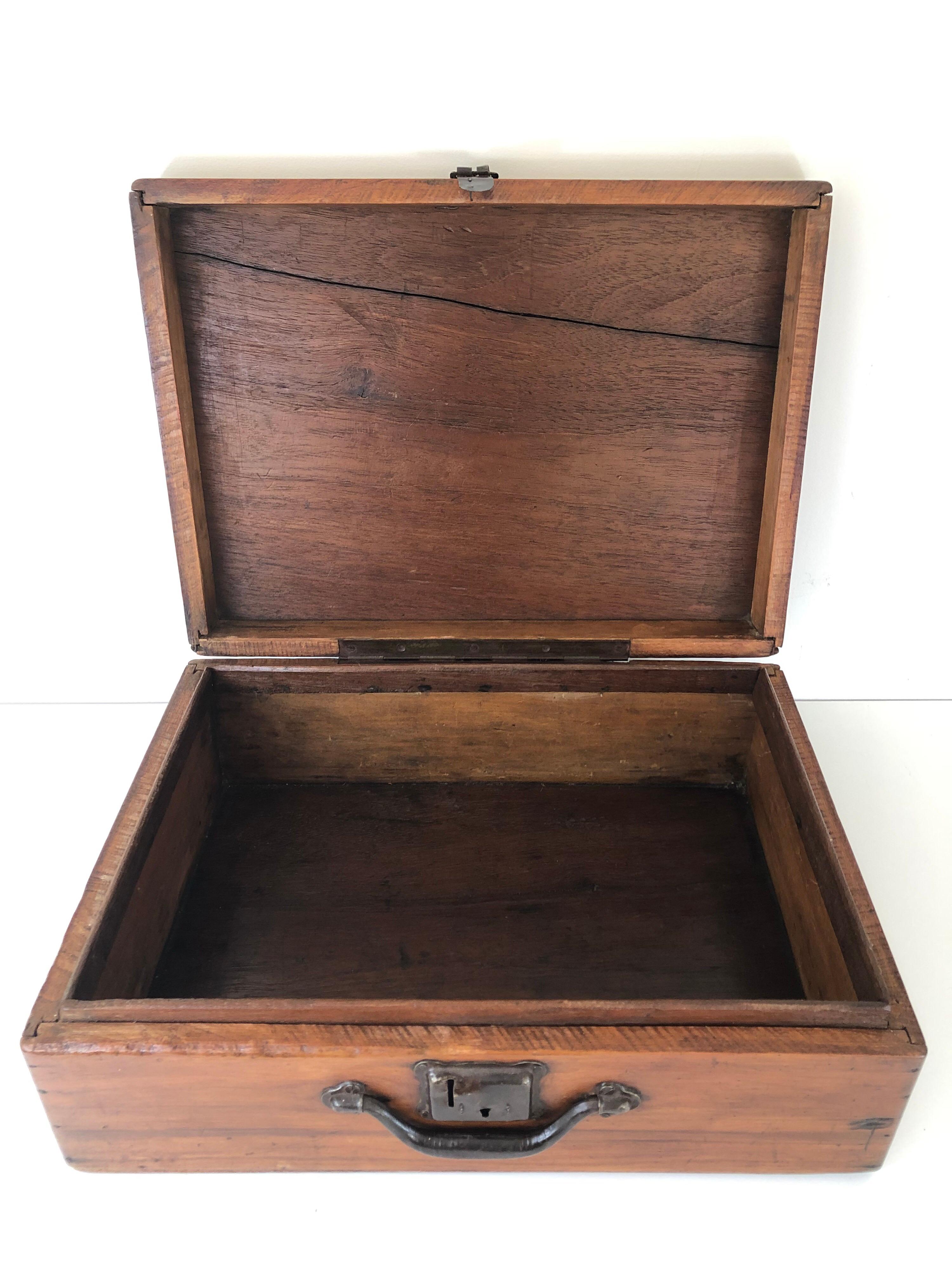 Early 19th Century Mahogany Chest For Sale 1