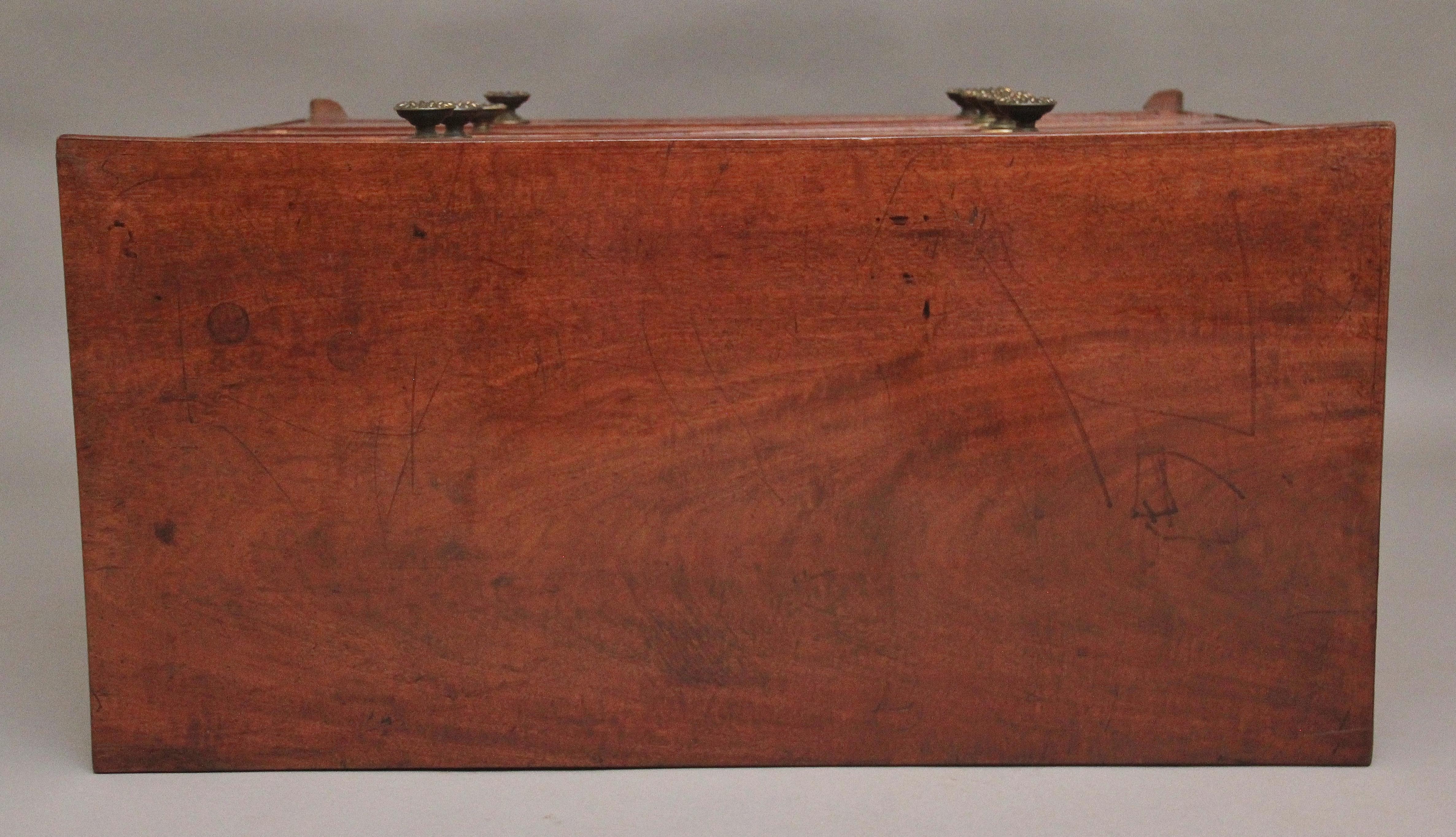 Early 19th Century Mahogany Chest of Drawers For Sale 3