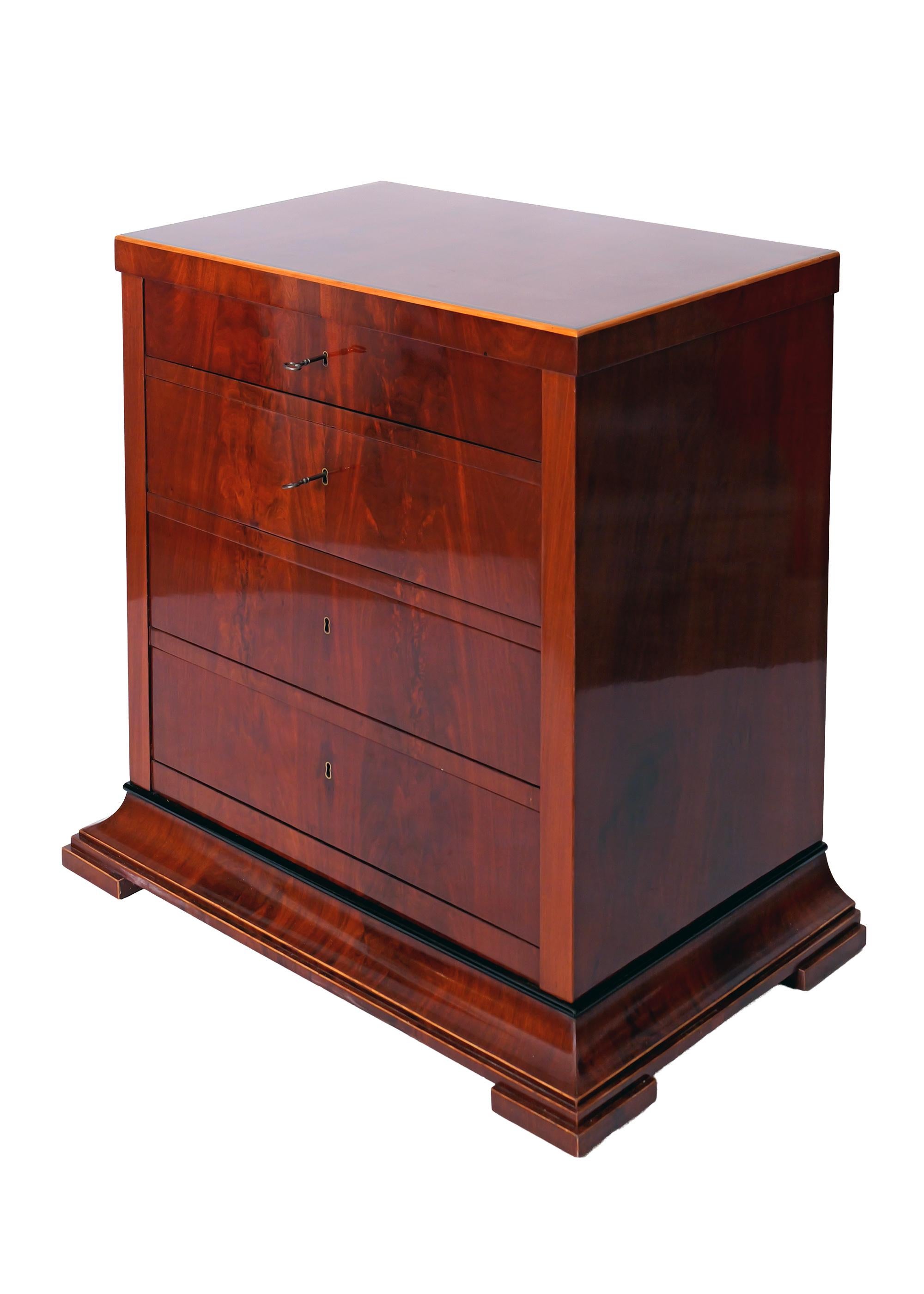 Cassettiera in mogano del primo Ottocento con cassetto per la vanità, Stati baltici in vendita 3