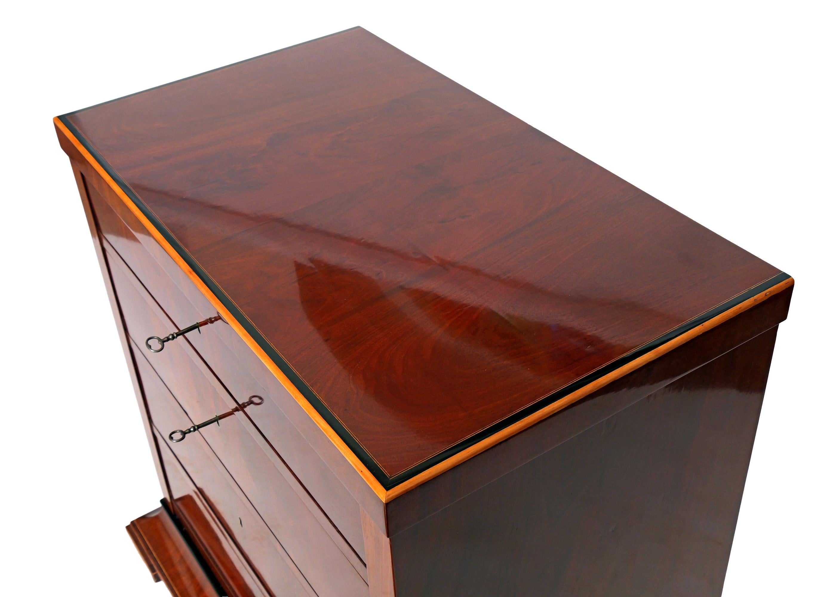 Cassettiera in mogano del primo Ottocento con cassetto per la vanità, Stati baltici in vendita 4