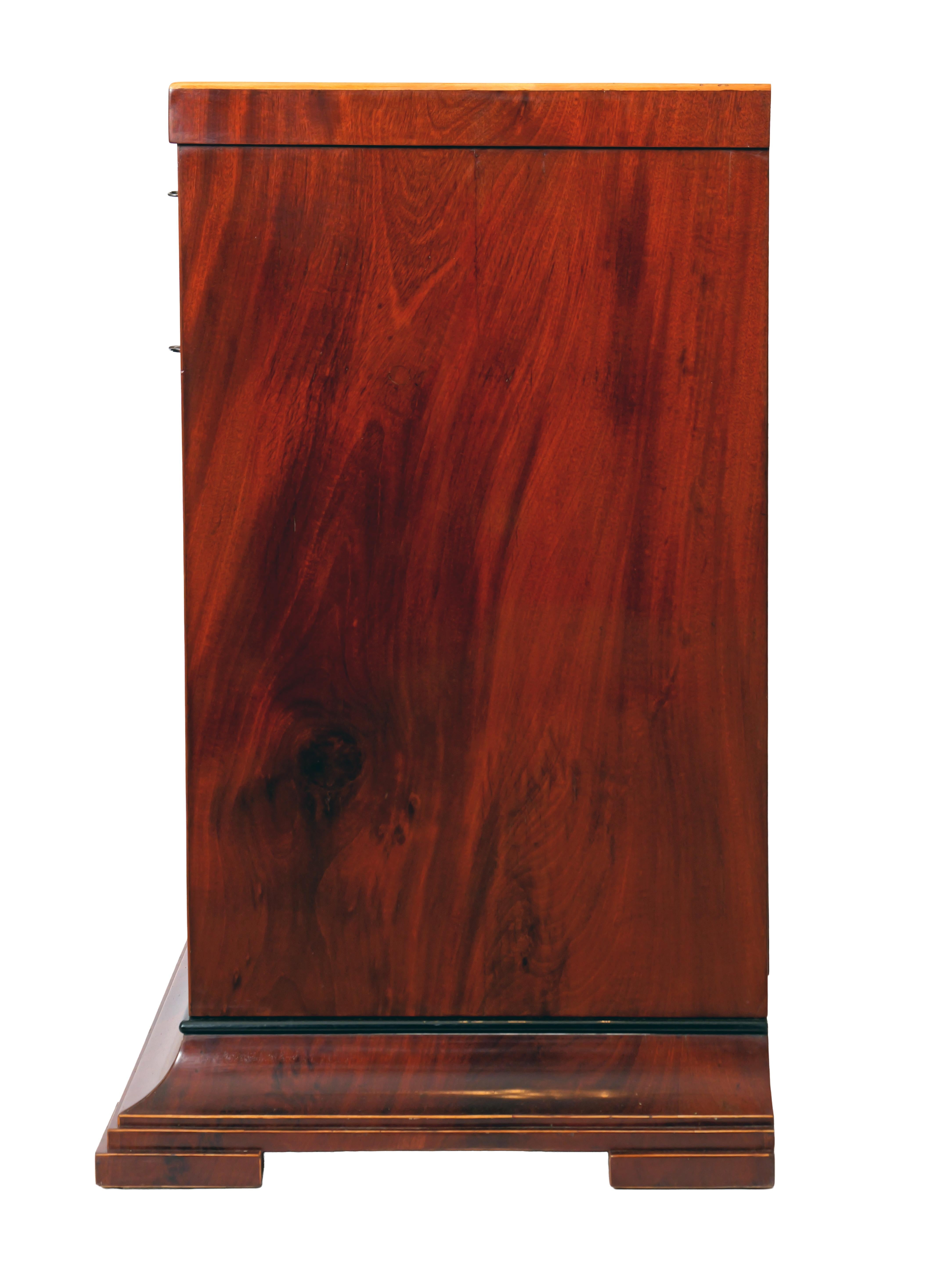 Cassettiera in mogano del primo Ottocento con cassetto per la vanità, Stati baltici in vendita 5