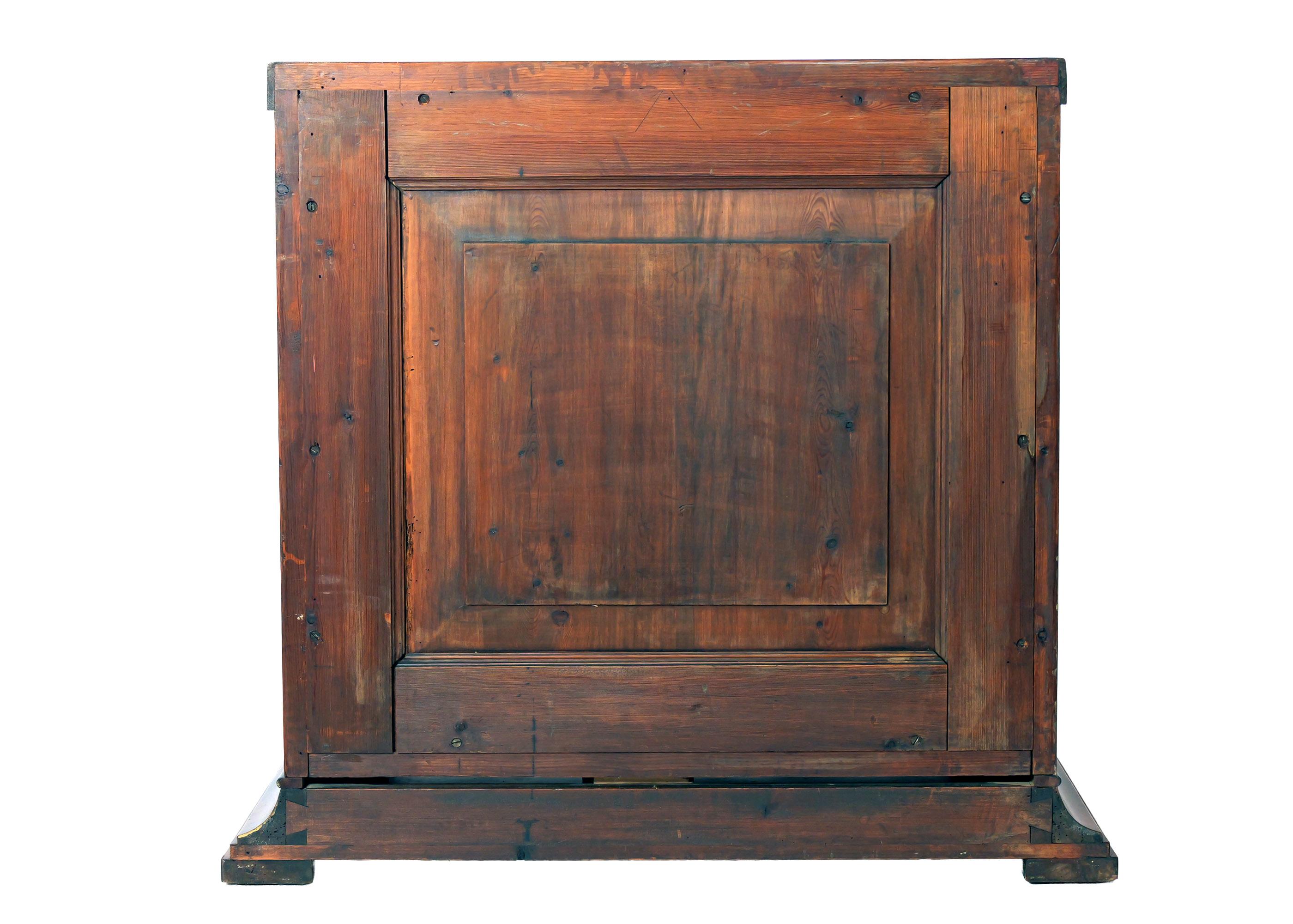 Cassettiera in mogano del primo Ottocento con cassetto per la vanità, Stati baltici in vendita 6