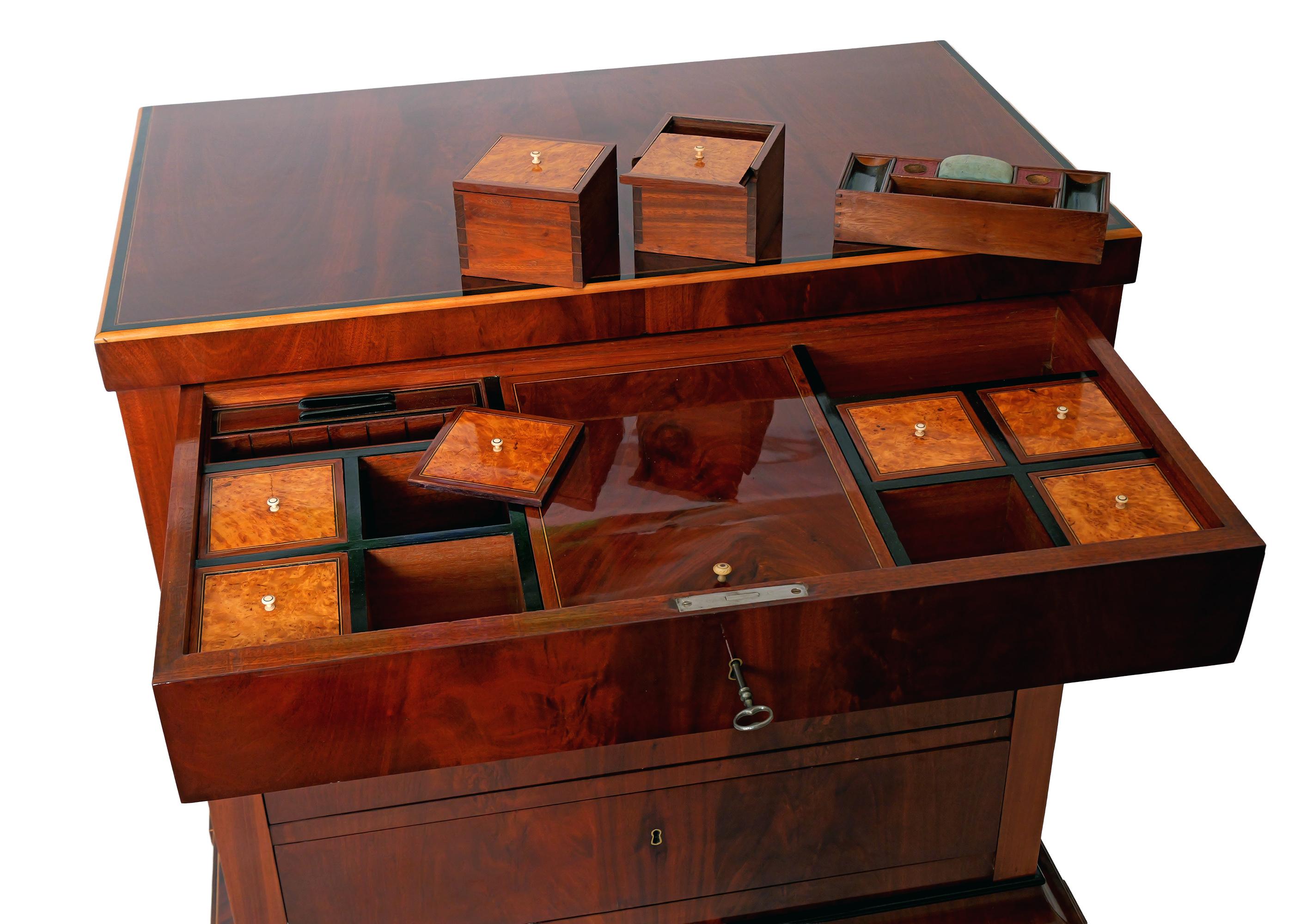 Baltico Cassettiera in mogano del primo Ottocento con cassetto per la vanità, Stati baltici in vendita