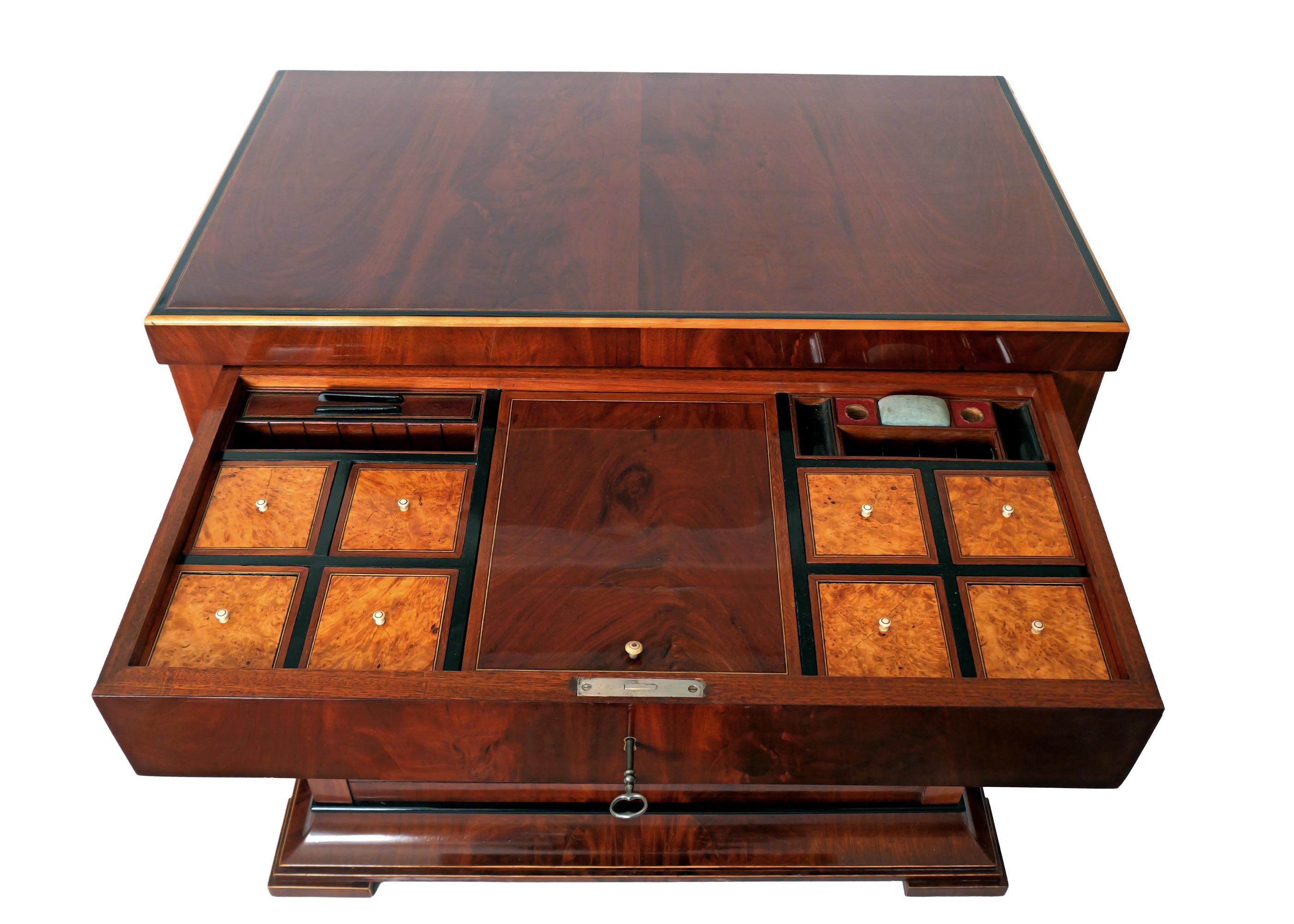 Cassettiera in mogano del primo Ottocento con cassetto per la vanità, Stati baltici In condizioni buone in vendita a Dresden, DE