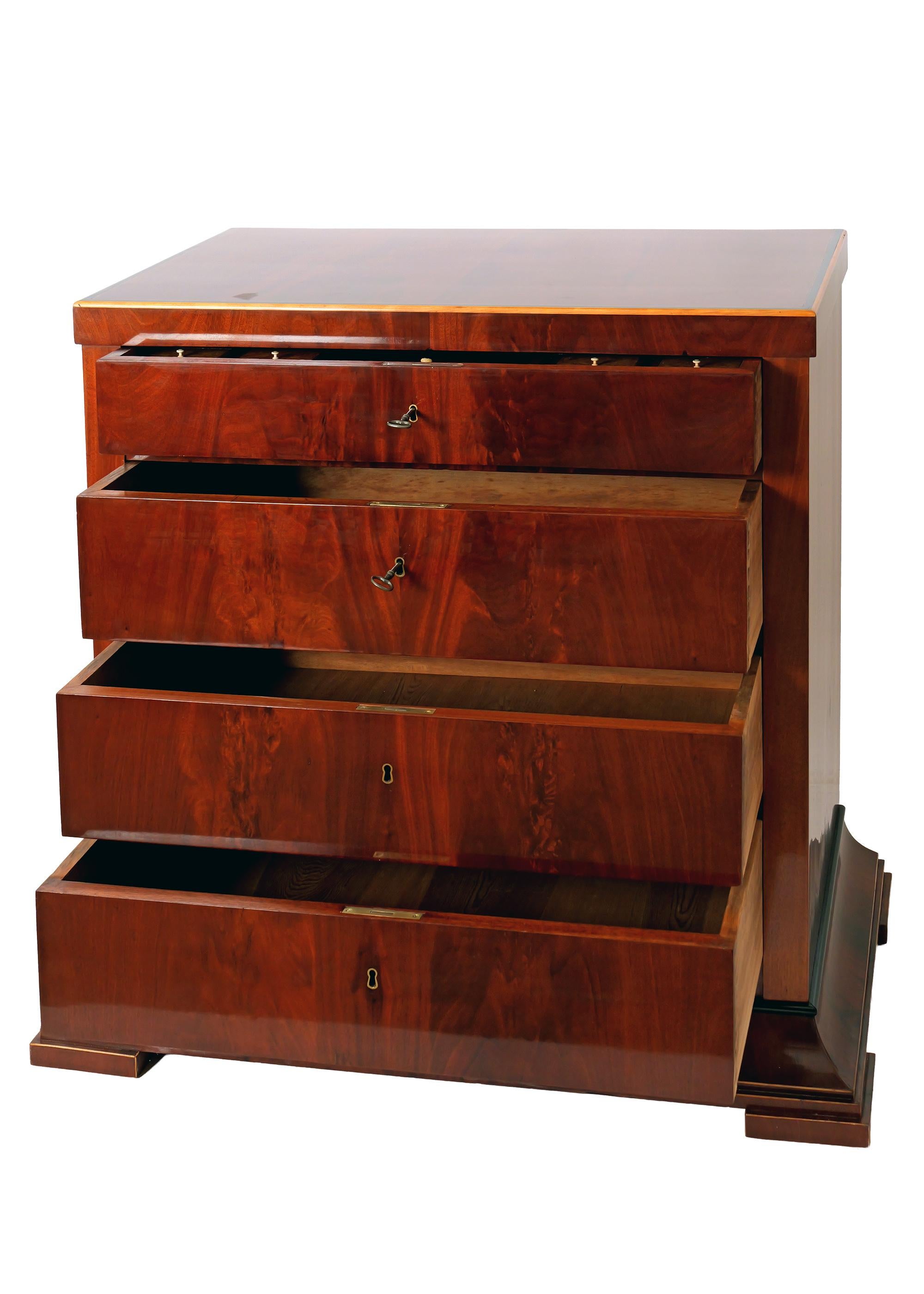 XIX secolo Cassettiera in mogano del primo Ottocento con cassetto per la vanità, Stati baltici in vendita