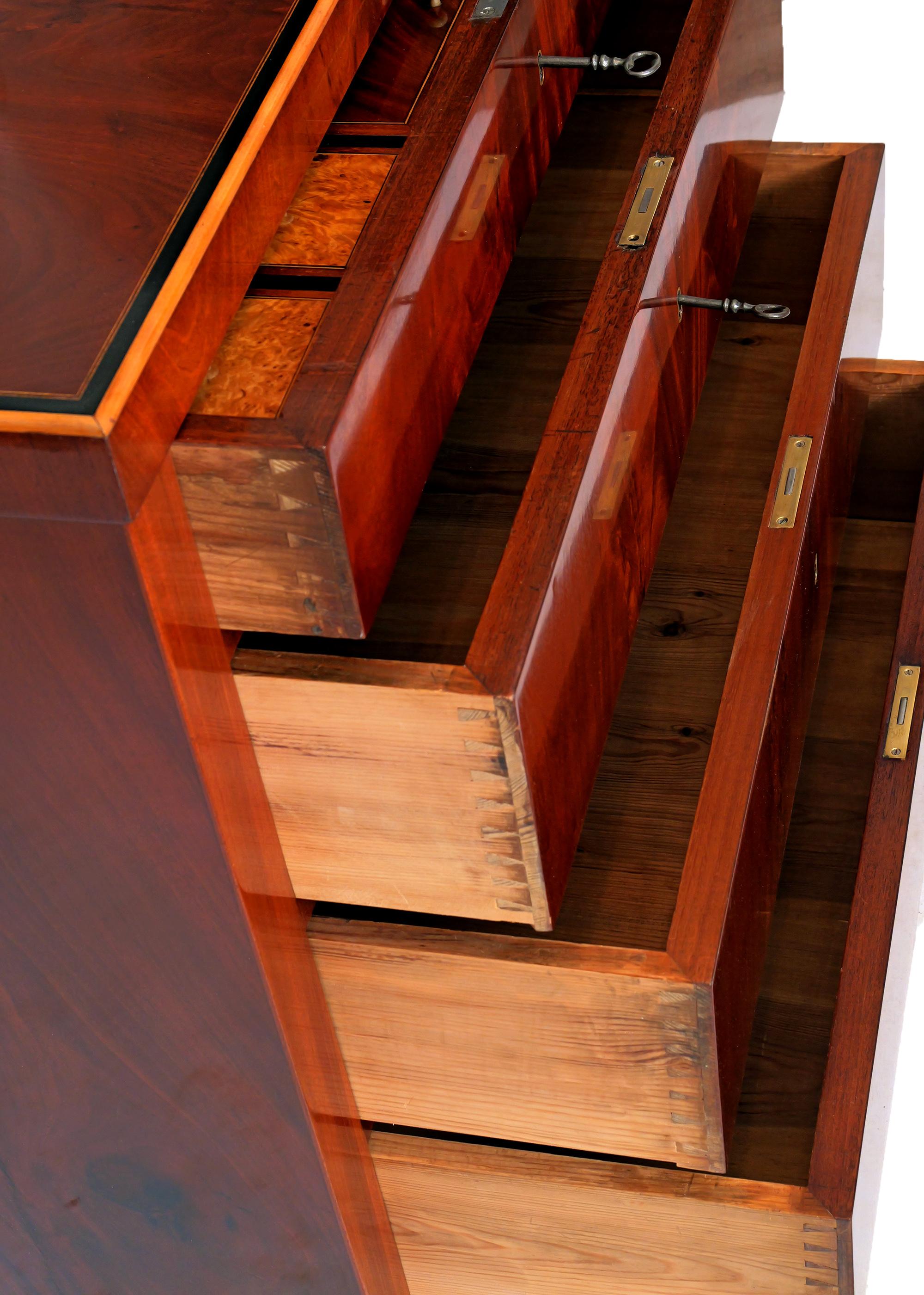 Noce Cassettiera in mogano del primo Ottocento con cassetto per la vanità, Stati baltici in vendita