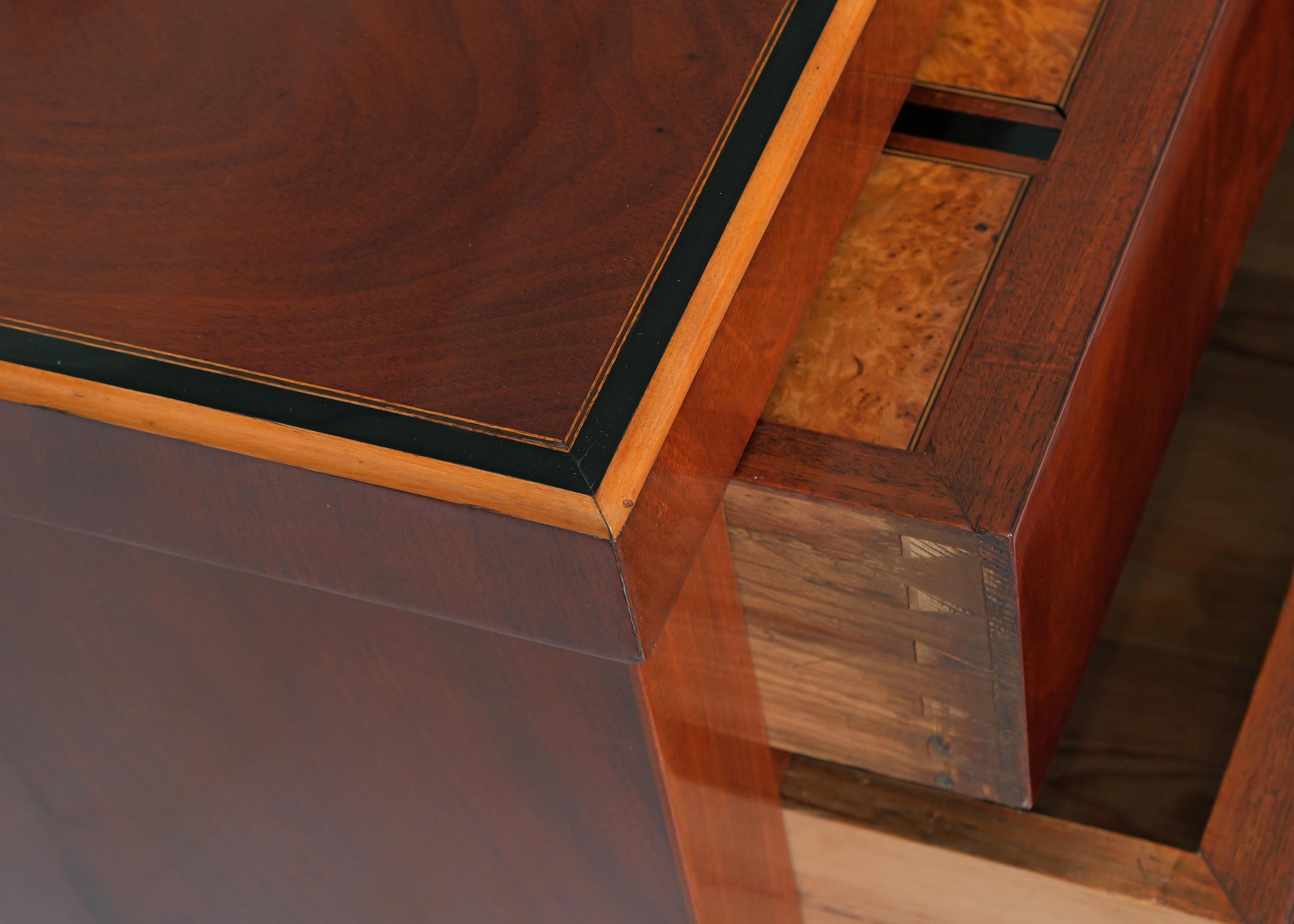 Cassettiera in mogano del primo Ottocento con cassetto per la vanità, Stati baltici in vendita 1