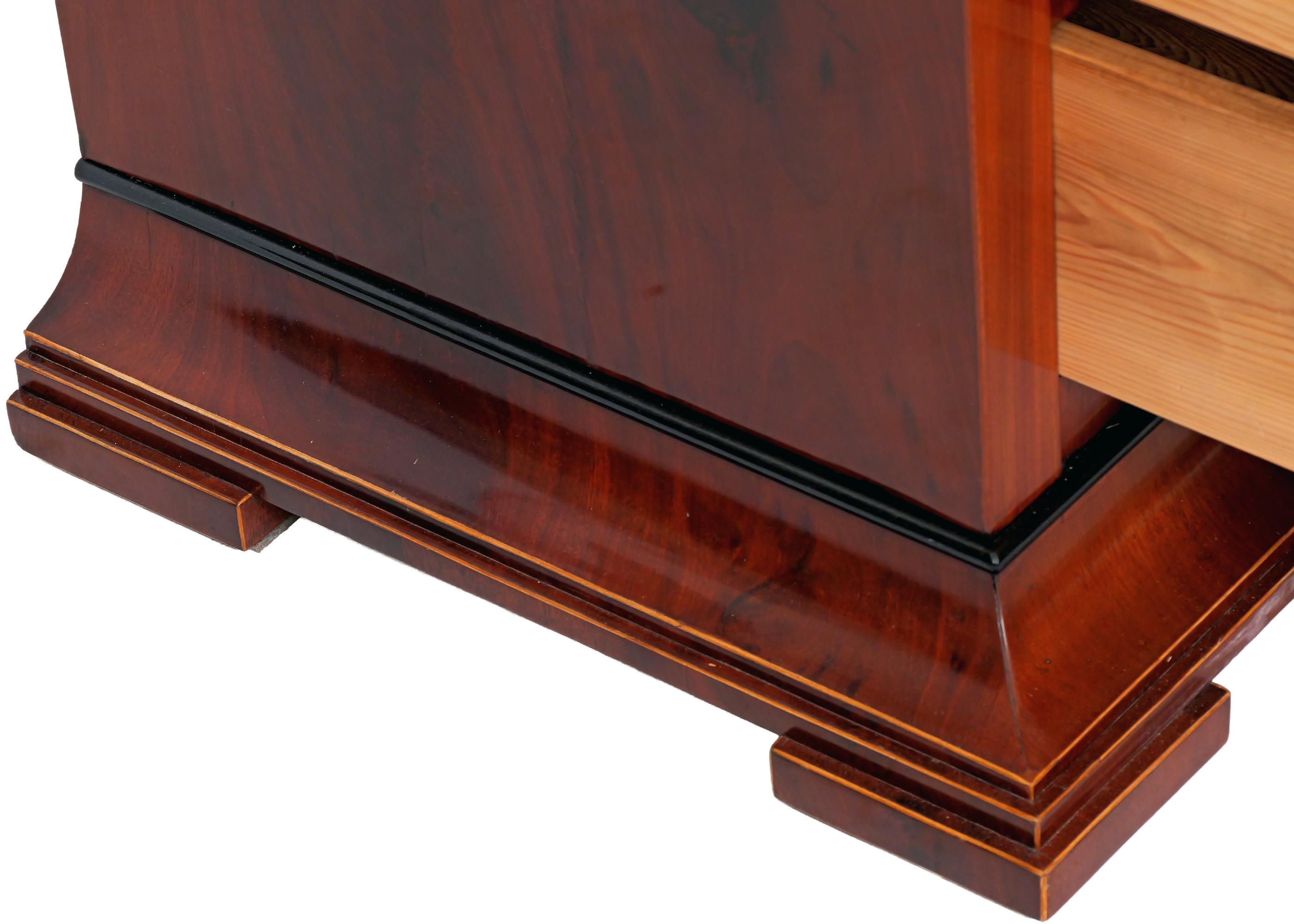 Cassettiera in mogano del primo Ottocento con cassetto per la vanità, Stati baltici in vendita 2
