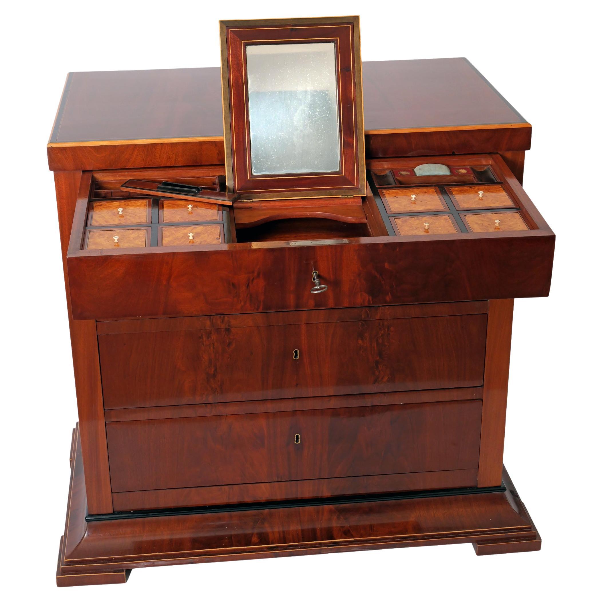 Cassettiera in mogano del primo Ottocento con cassetto per la vanità, Stati baltici in vendita