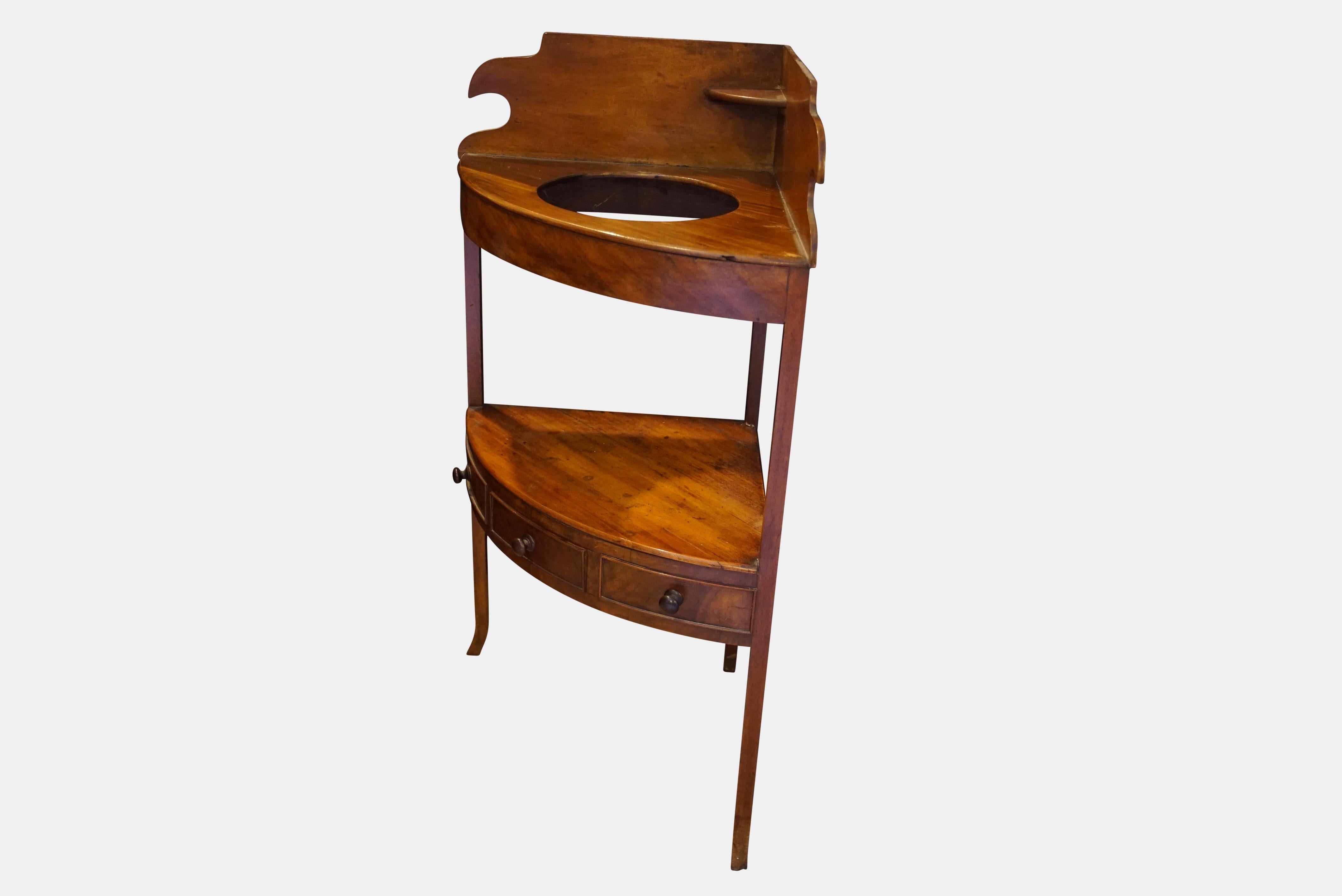 Early 19th Century Mahogany Corner Washstand For Sale 1
