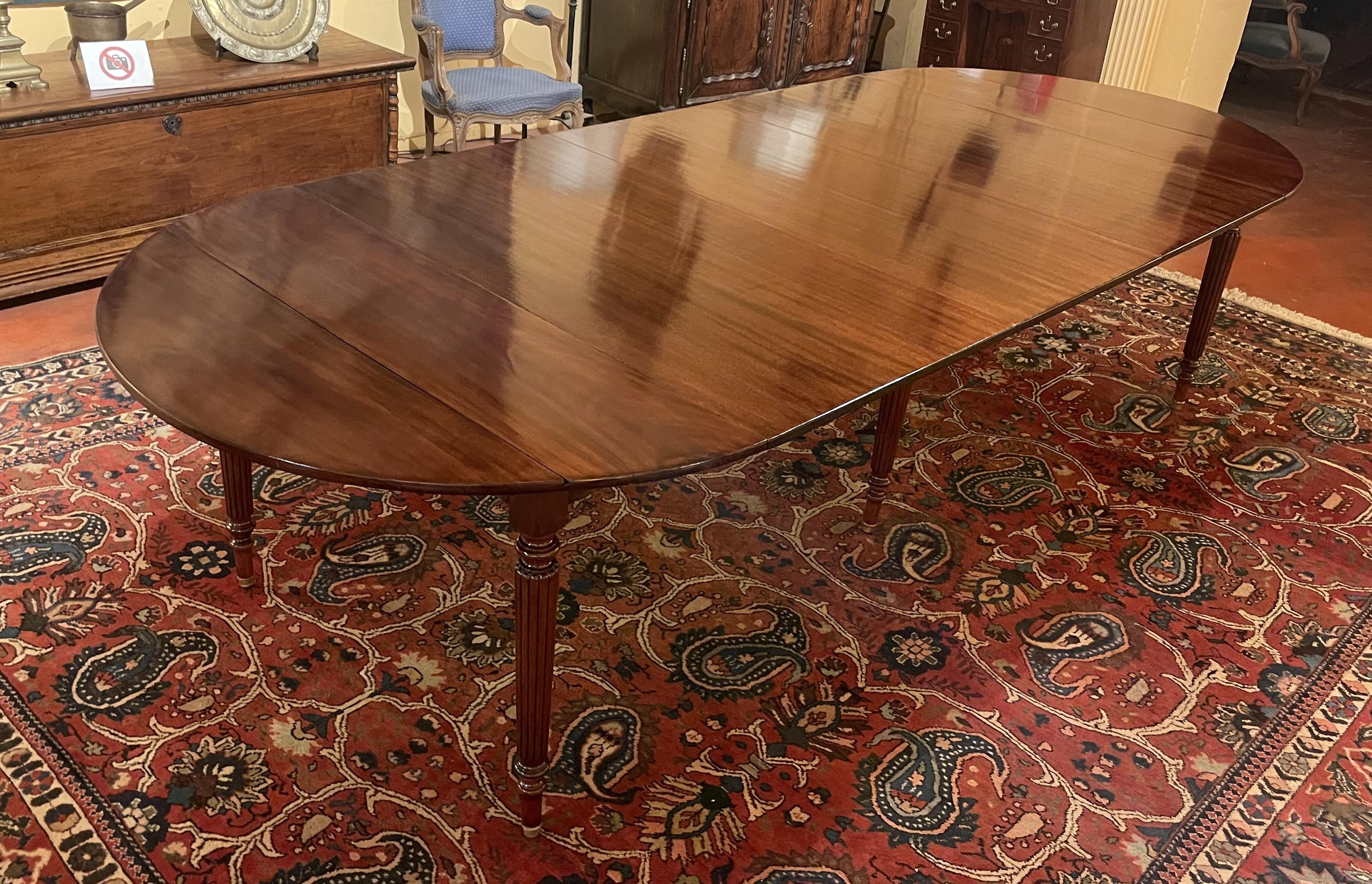 superbe table à rallonge en acajou du début du 19e siècle

Très belle table d'époque Restauration aux pieds cannelés terminés par de petits bronzes

La table a trois rallonges avec des bandes. Les bandes ne sont pas alignées avec les dessus, ce qui
