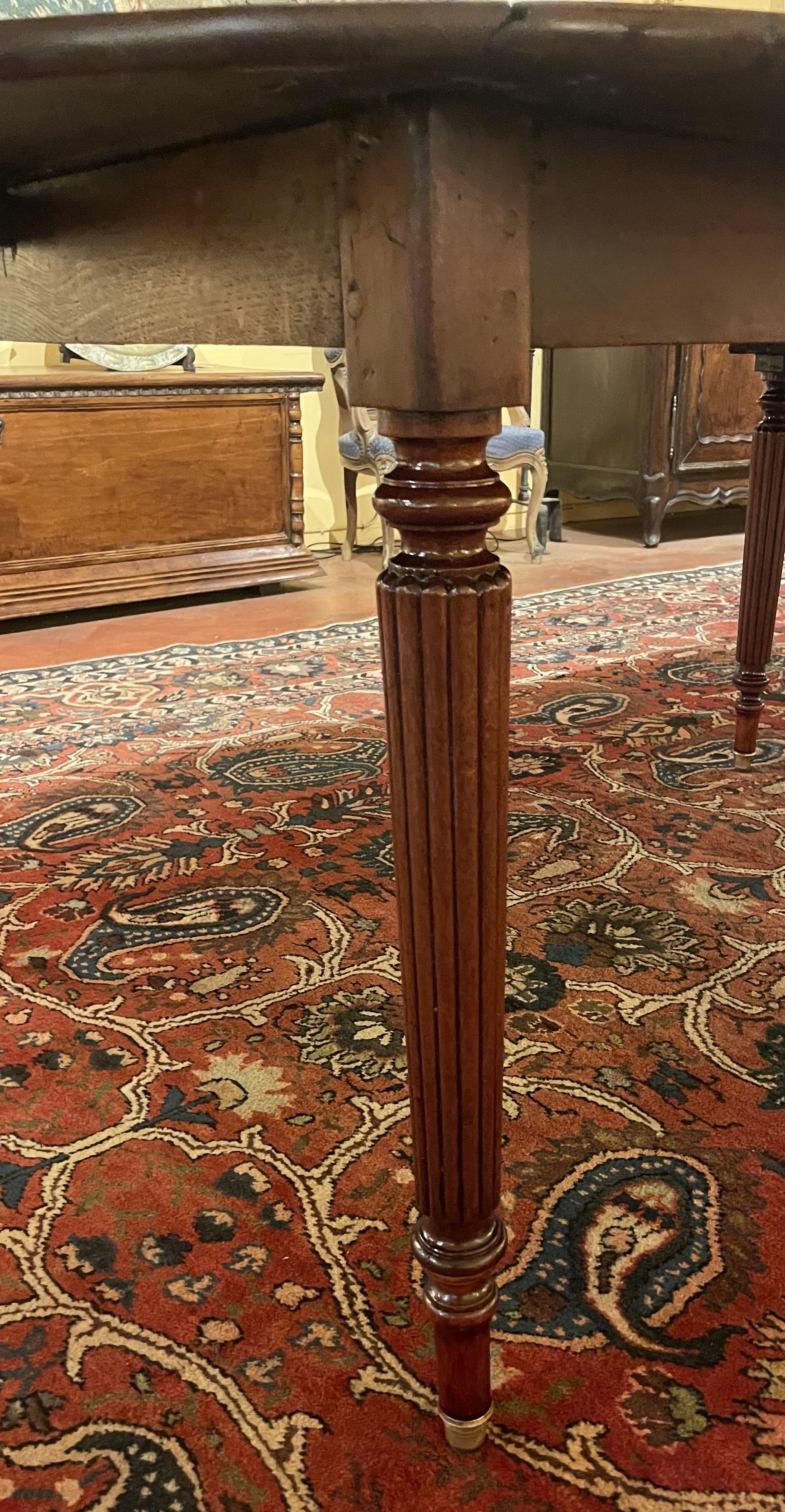Table de salle à manger en acajou du début du 19e siècle Bon état - En vente à Brussels, Brussels
