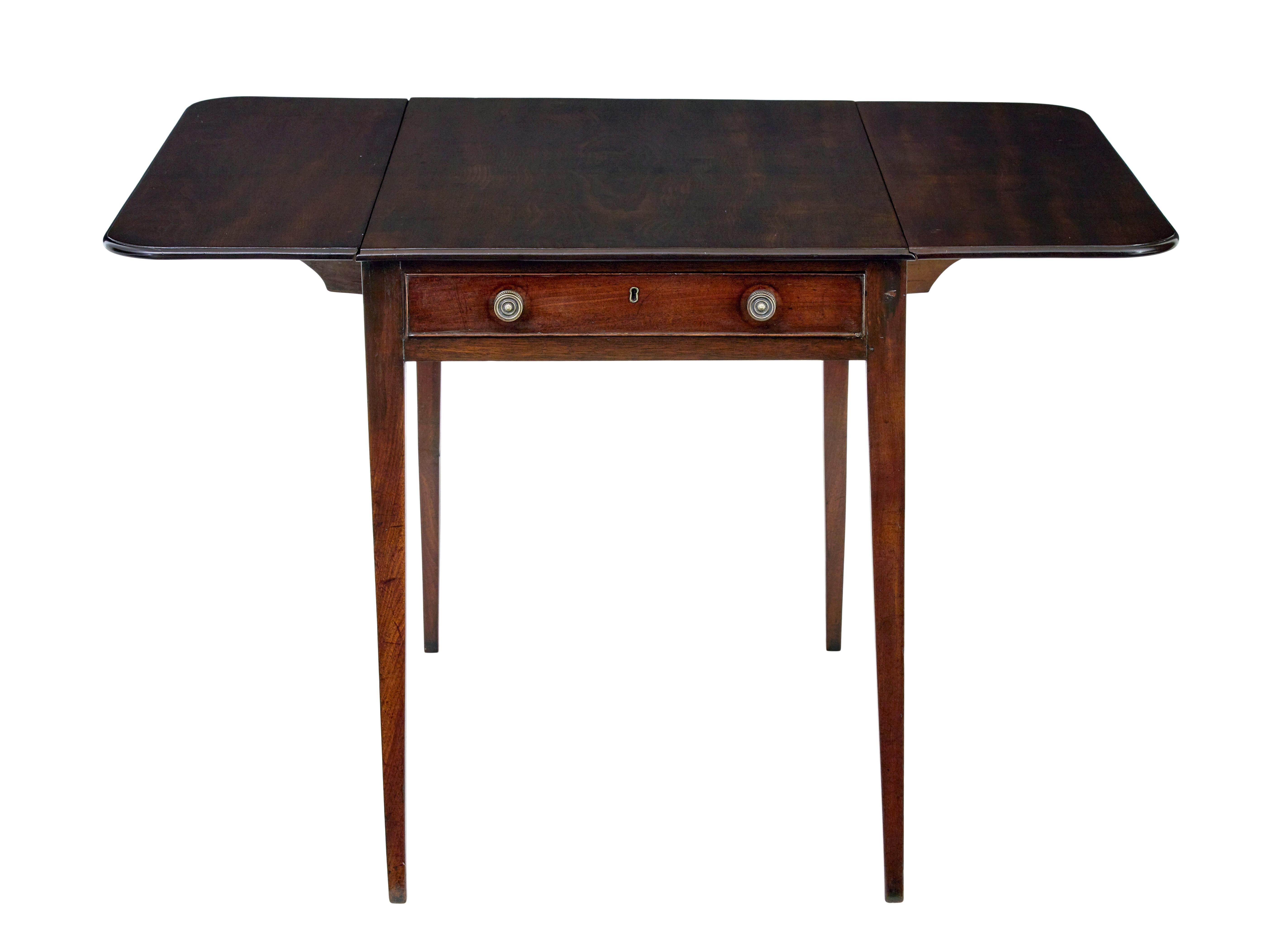 Early 19th century mahogany drop leaf pembroke table (Georgian) im Angebot