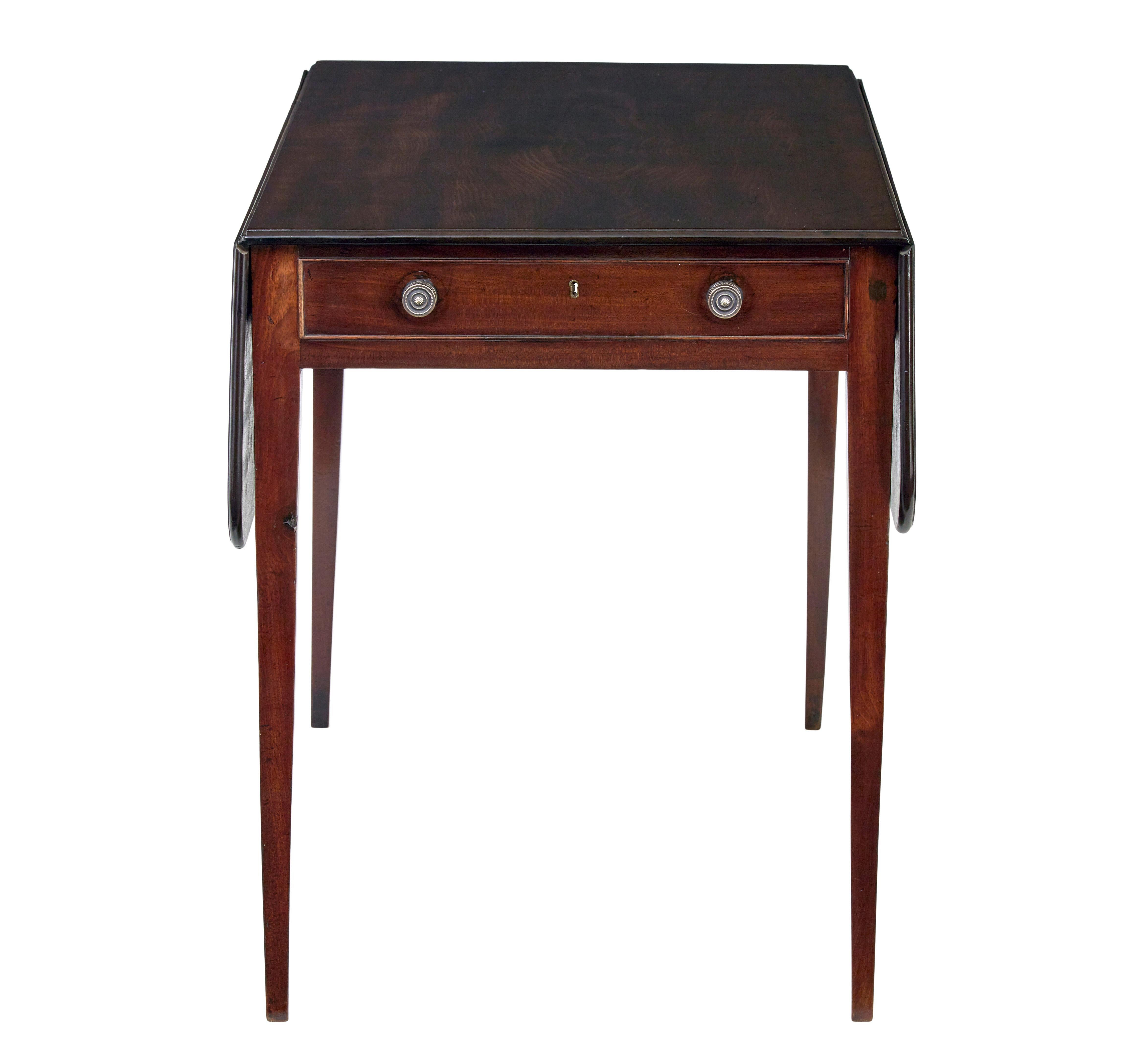 Early 19th century mahogany drop leaf pembroke table (Handgeschnitzt) im Angebot
