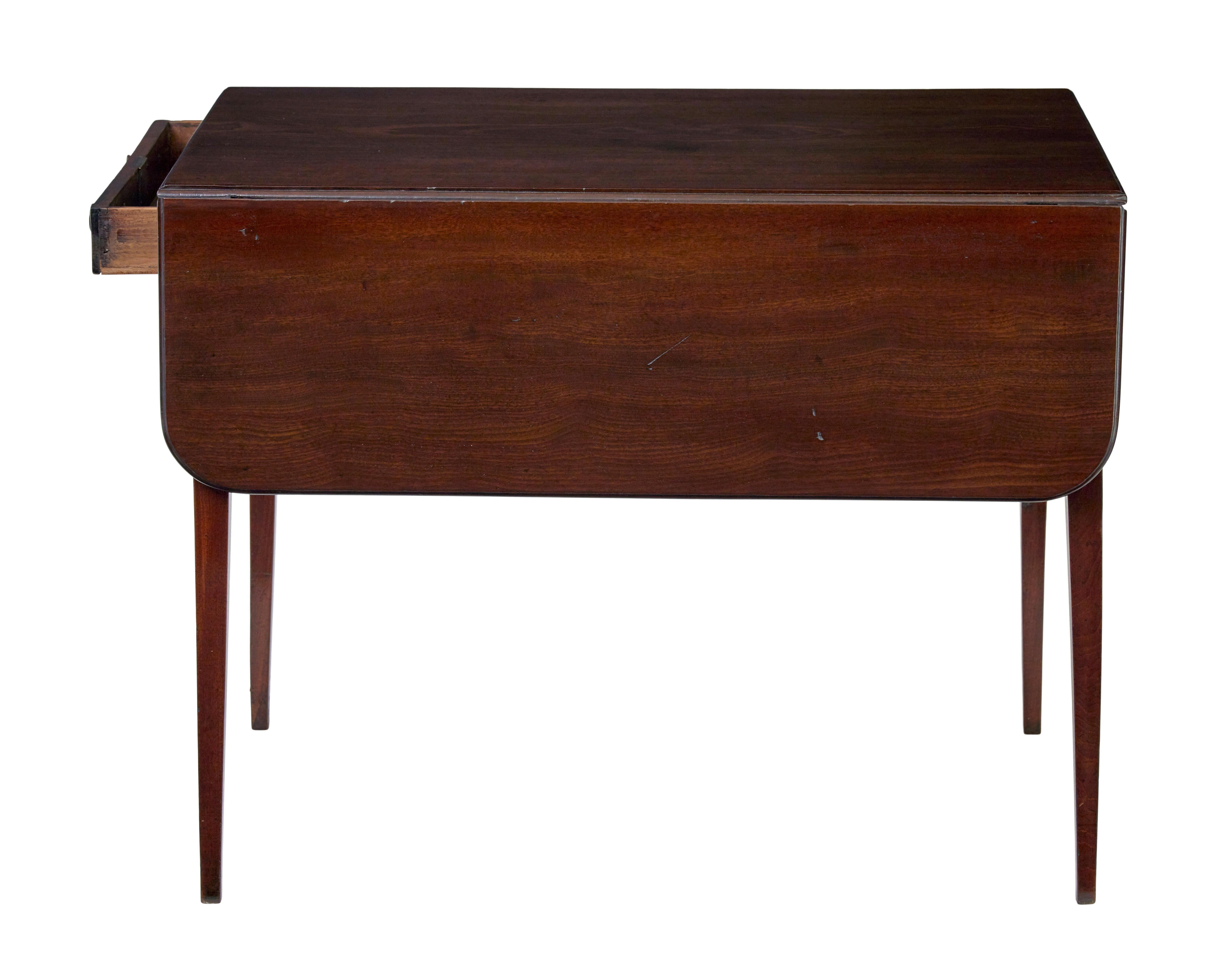 Early 19th century mahogany drop leaf pembroke table im Zustand „Gut“ im Angebot in Debenham, Suffolk