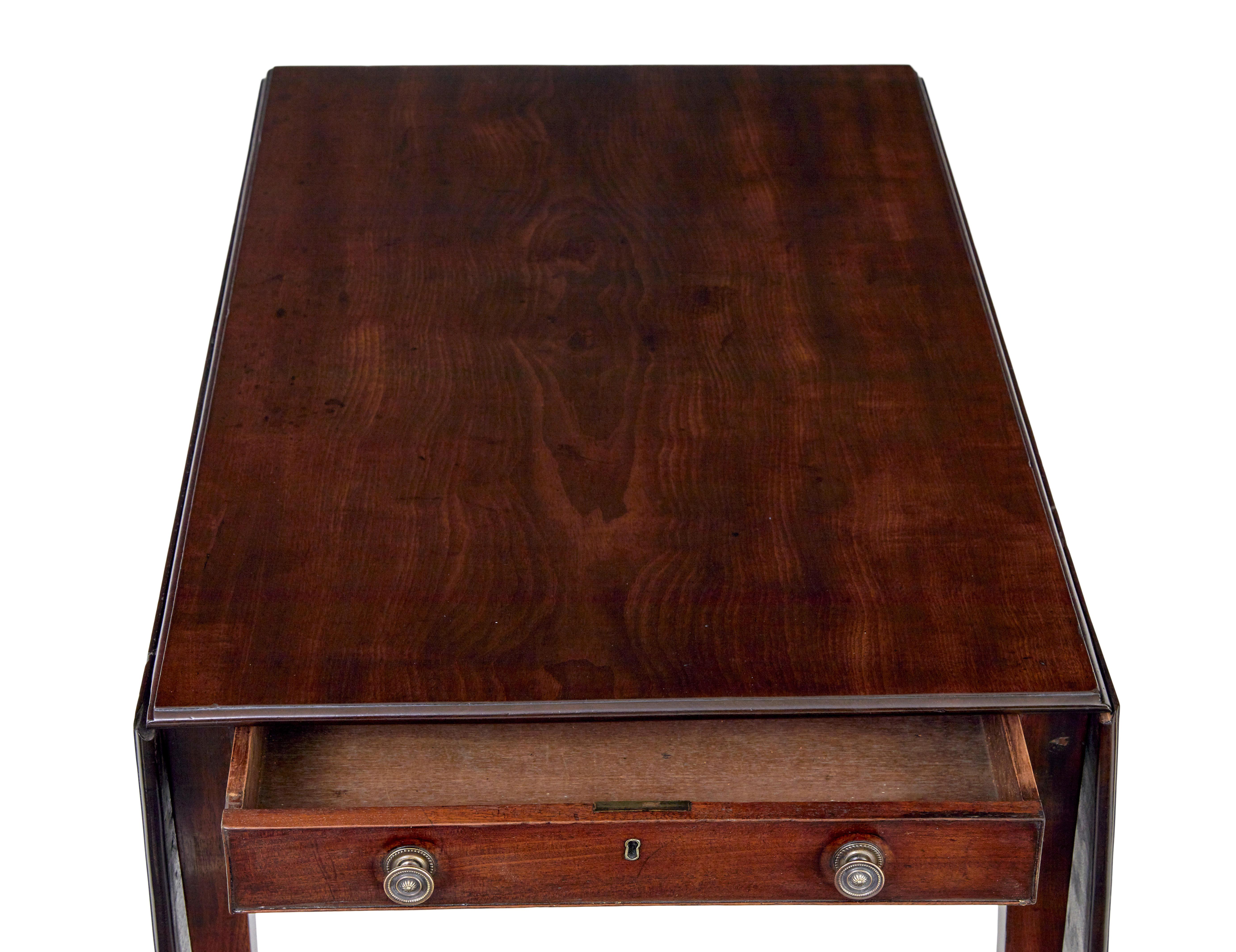 Early 19th century mahogany drop leaf pembroke table (19. Jahrhundert) im Angebot