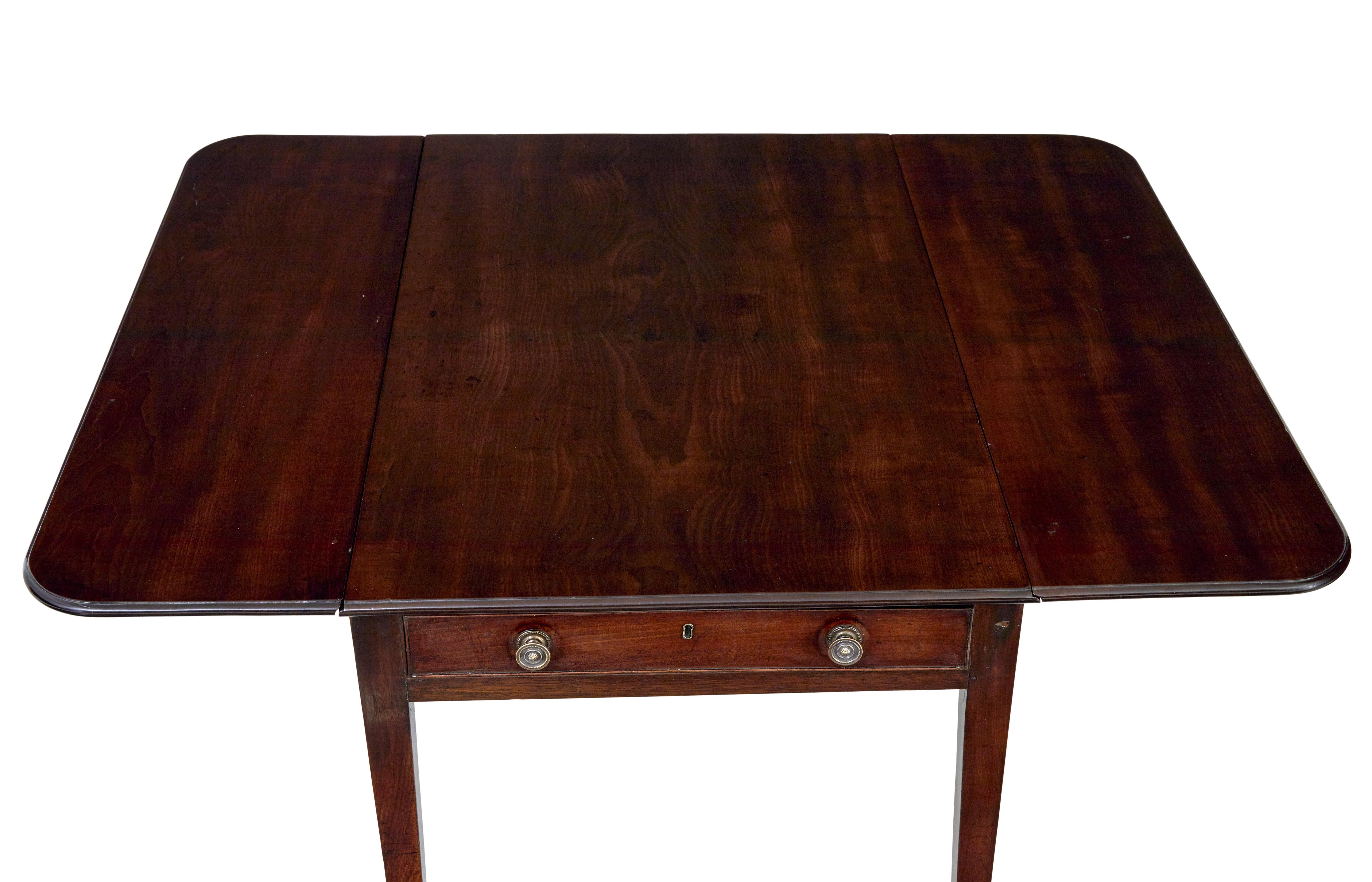 Early 19th century mahogany drop leaf pembroke table (Mahagoni) im Angebot