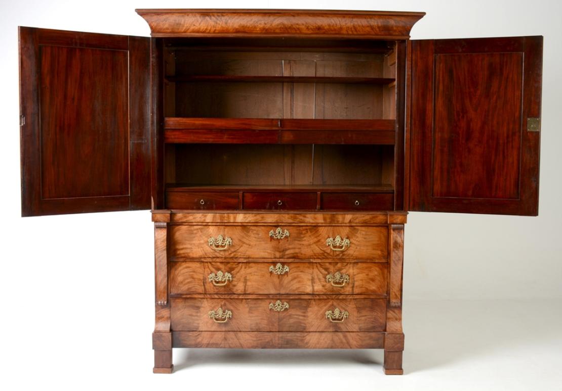 Impressive early 19th century Dutch cabinet.
Beautiful flamed mahogany in a light colour
drawer handles have been replaced a long time ago
It is a cabinet from the period when Napoleon Bonaparte ruled as an emperor in large parts of Europe. This