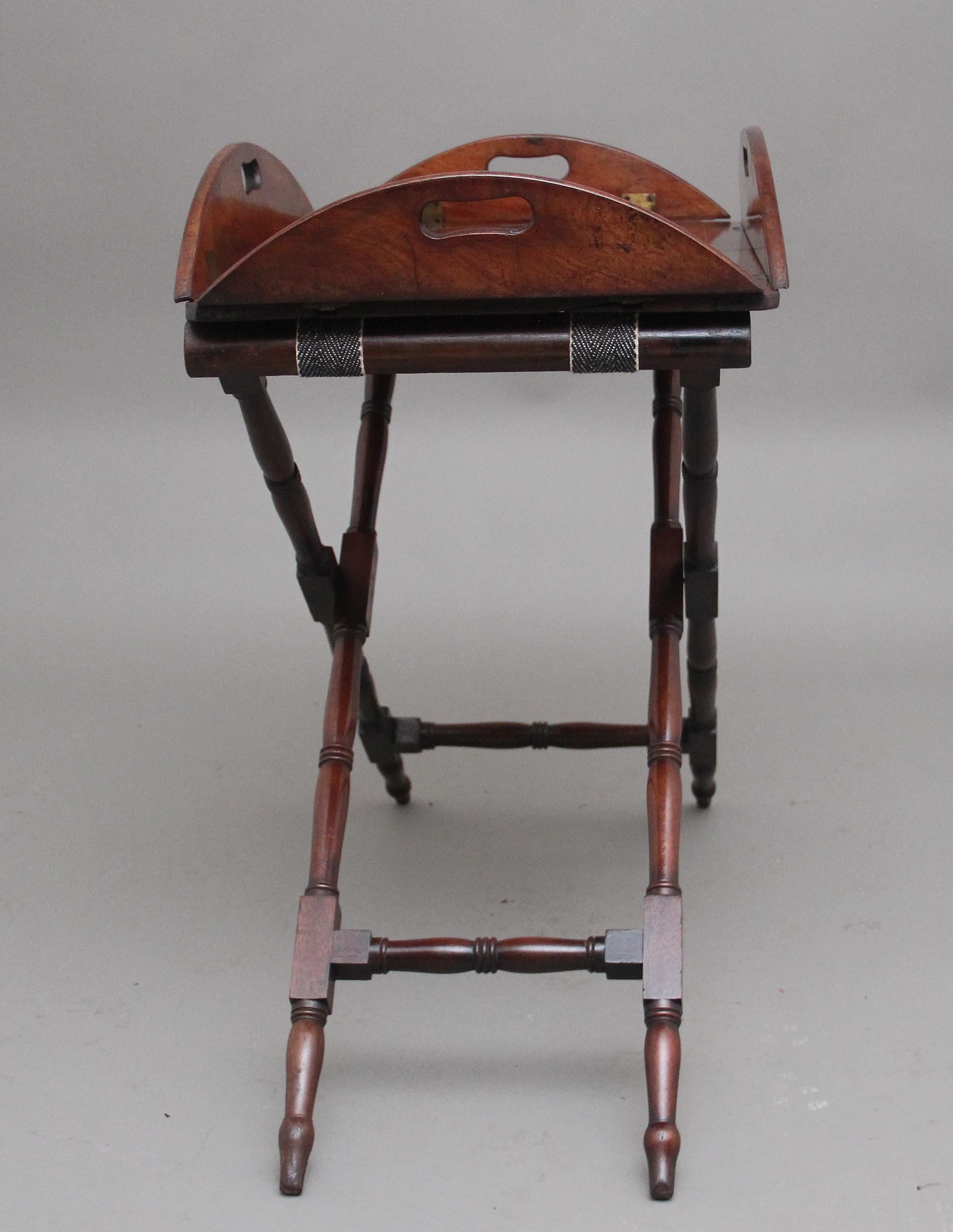 Frühes 19. Jahrhundert, Mahagoni, klappbares Butler-Tablett auf Ständer im Zustand „Gut“ im Angebot in Martlesham, GB