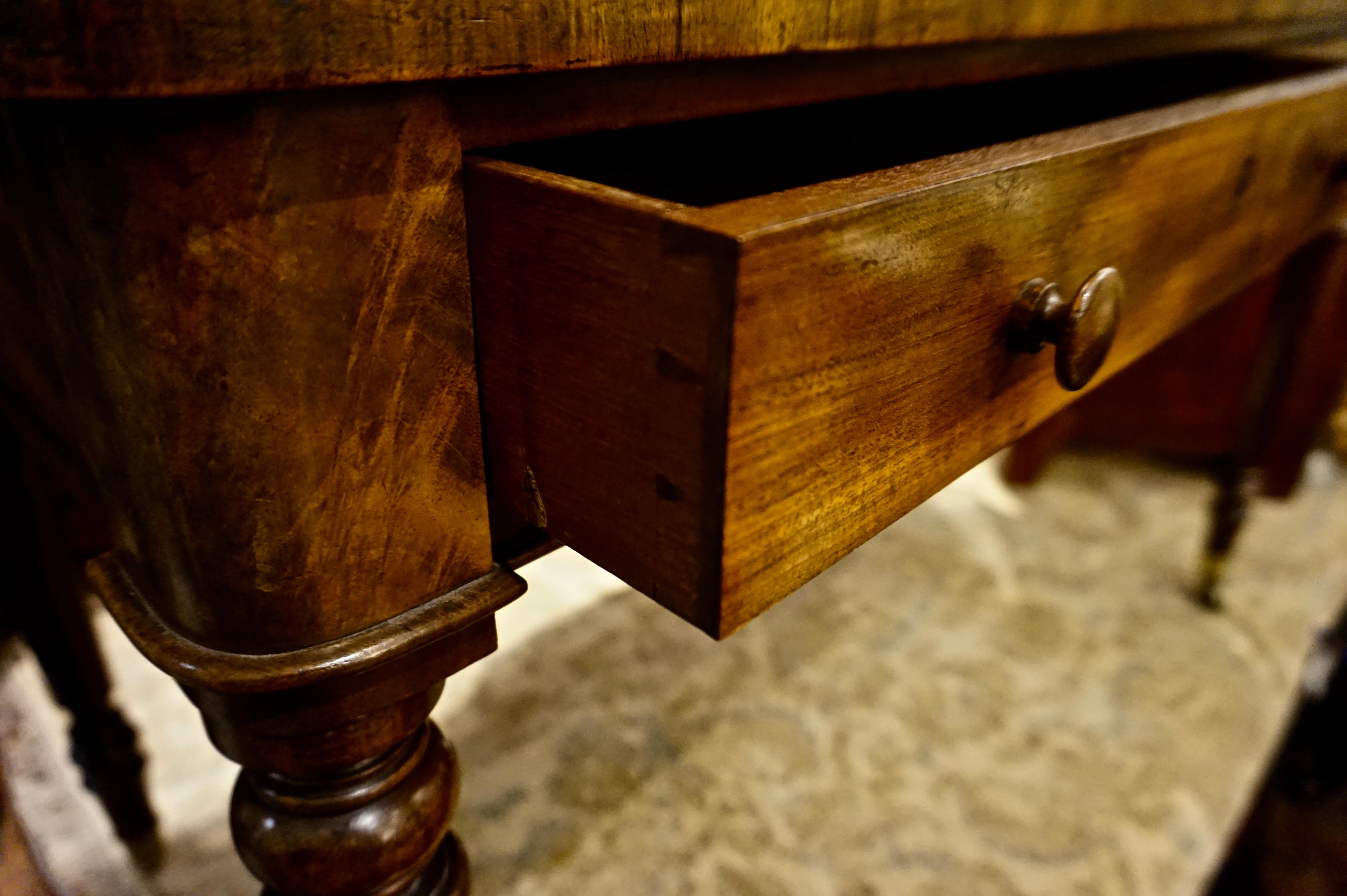 Early 19th Century Mahogany Gillows Lancaster Writing Desk on Casters In Good Condition In Vancouver, British Columbia